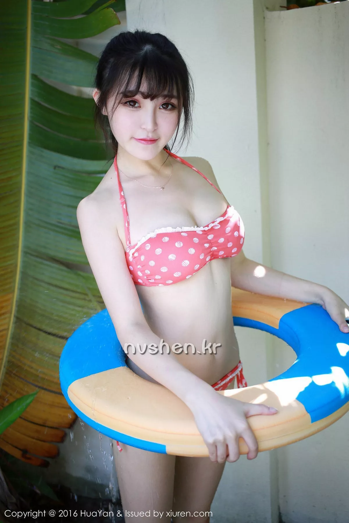 秀人集.com_[HuaYan花の颜]Vol.009_嫩模伊小七MoMo三亚旅拍泳池边红色比基尼性感写真52P