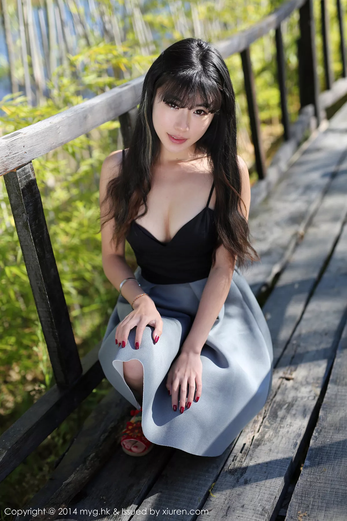 秀人集.com_[MyGirl美媛馆]Vol.069_嫩模刘雪妮丽江旅拍黑白连身短裙秀豪乳黑丝网袜写真56P