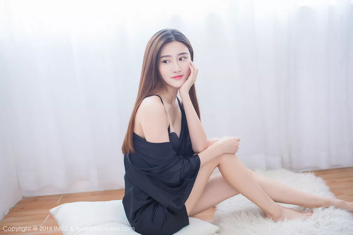 秀人集.com_[IMISS爱蜜社]Vol.135_嫩模格格污巫宽松睡裙下性感内衣秀完美身材清爽写真66P