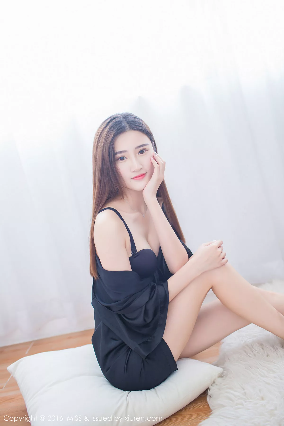 秀人集.com_[IMISS爱蜜社]Vol.135_嫩模格格污巫宽松睡裙下性感内衣秀完美身材清爽写真66P