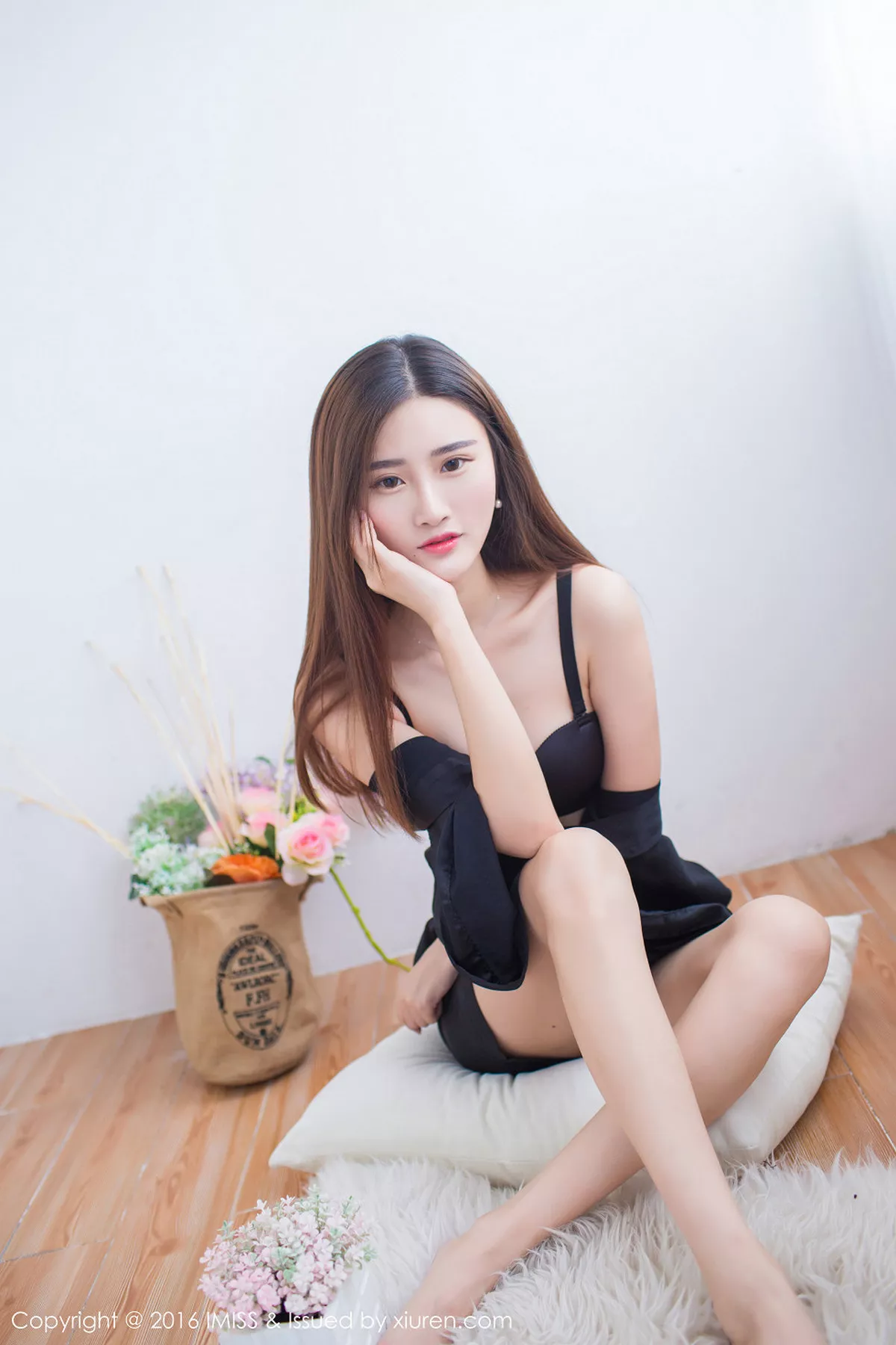 秀人集.com_[IMISS爱蜜社]Vol.135_嫩模格格污巫宽松睡裙下性感内衣秀完美身材清爽写真66P