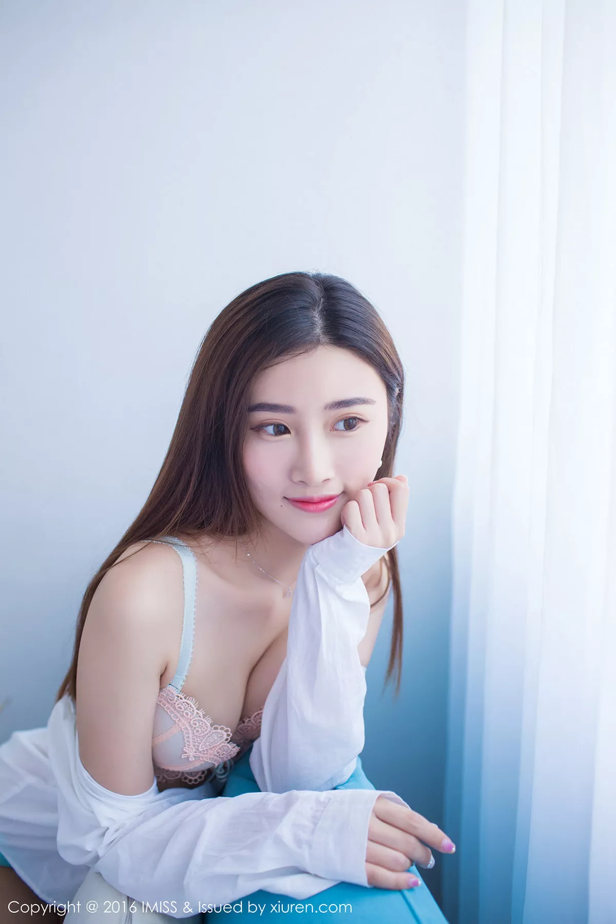 秀人集.com_[IMISS爱蜜社]Vol.135_嫩模格格污巫宽松睡裙下性感内衣秀完美身材清爽写真66P