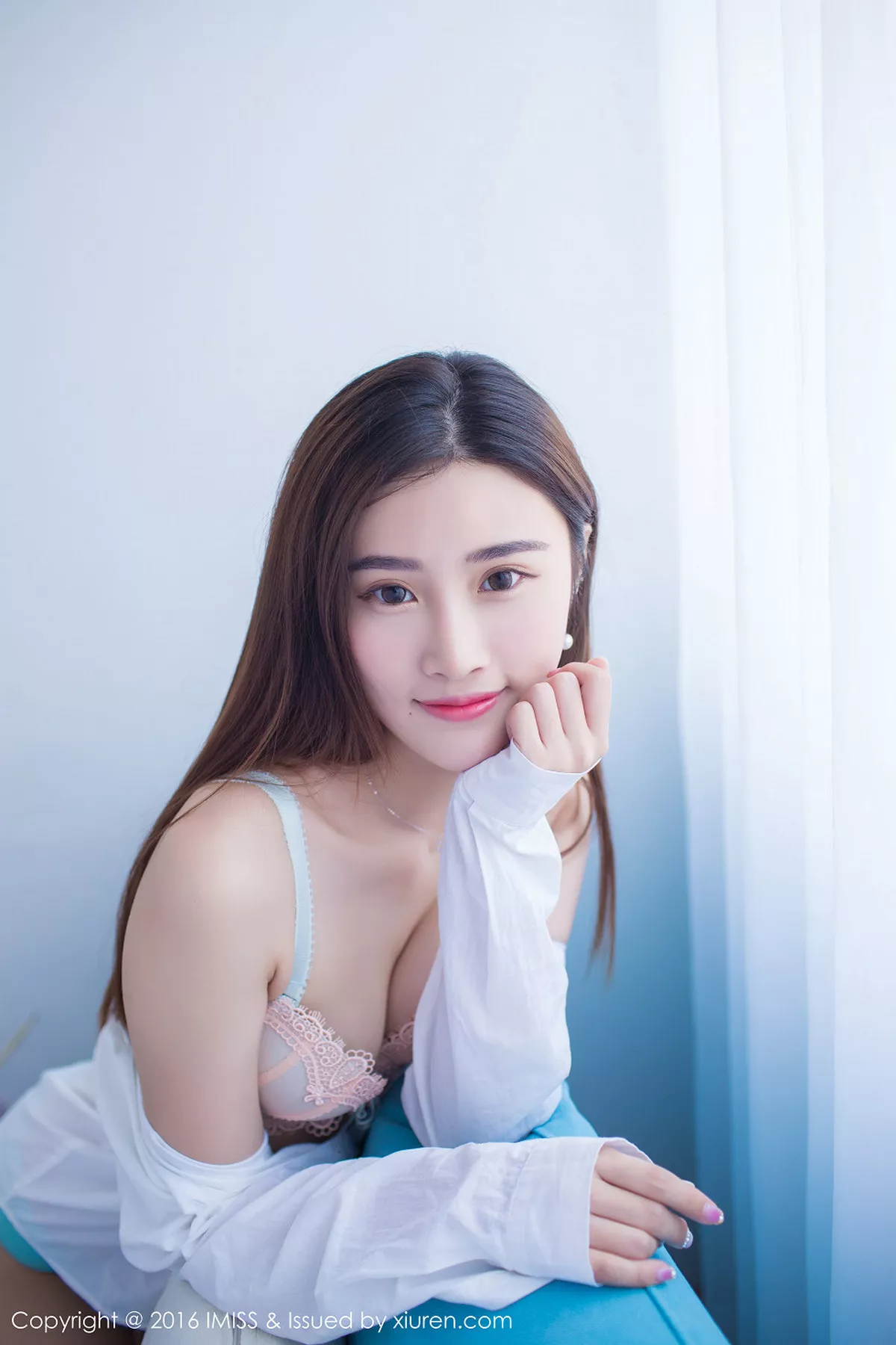 秀人集.com_[IMISS爱蜜社]Vol.135_嫩模格格污巫宽松睡裙下性感内衣秀完美身材清爽写真66P