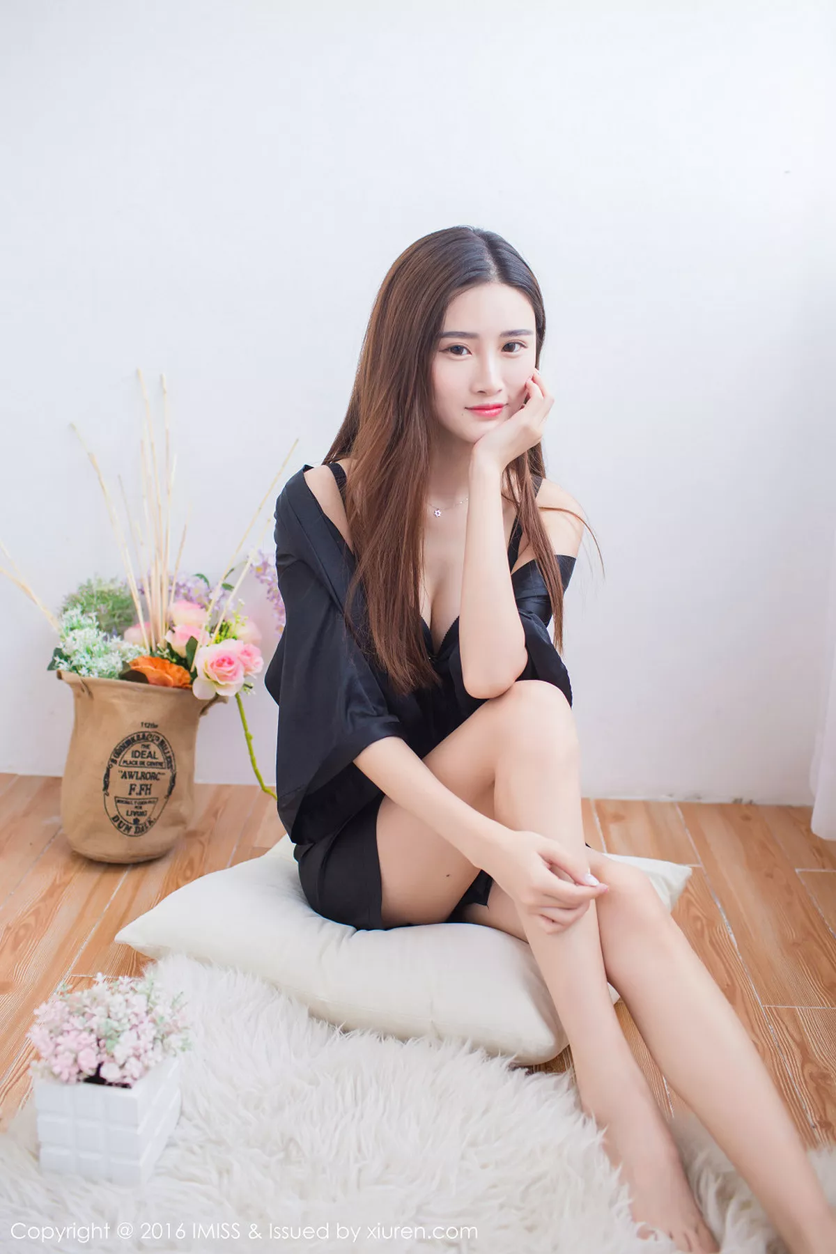 秀人集.com_[IMISS爱蜜社]Vol.135_嫩模格格污巫宽松睡裙下性感内衣秀完美身材清爽写真66P