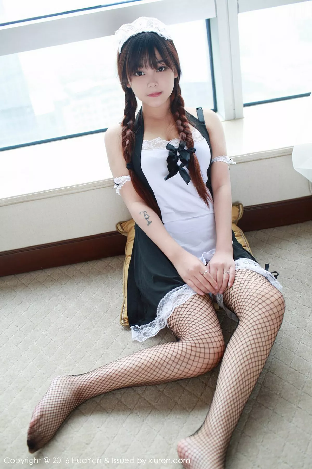 秀人集.com_[HuaYan花の颜]Vol.016_新人嫩模小月儿性感黑色女仆装黑色渔网丝袜清新写真54P