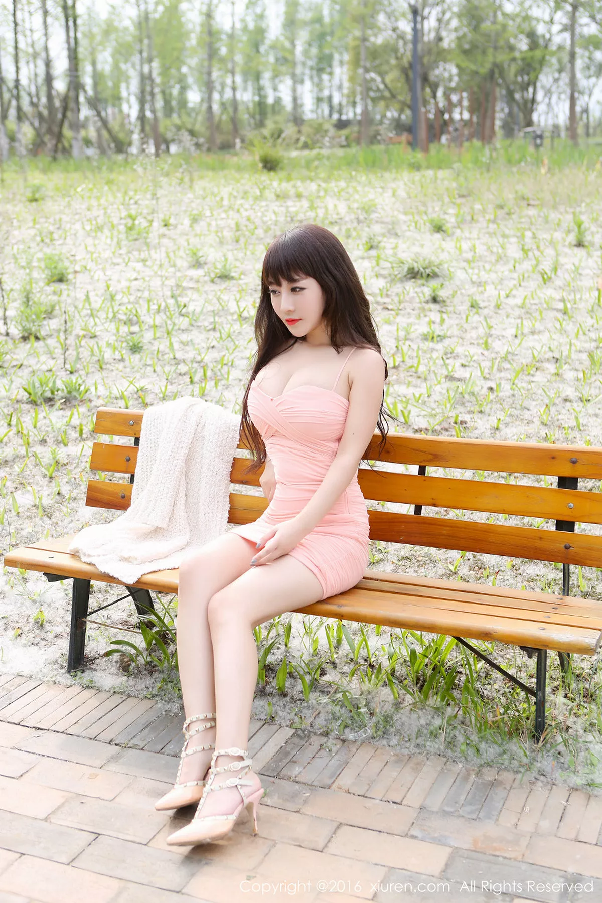 秀人集.com_[XiuRen秀人网]No.529_嫩模陈巧蓓isabella粉红低胸连体裙秀F杯豪乳诱惑写真55P