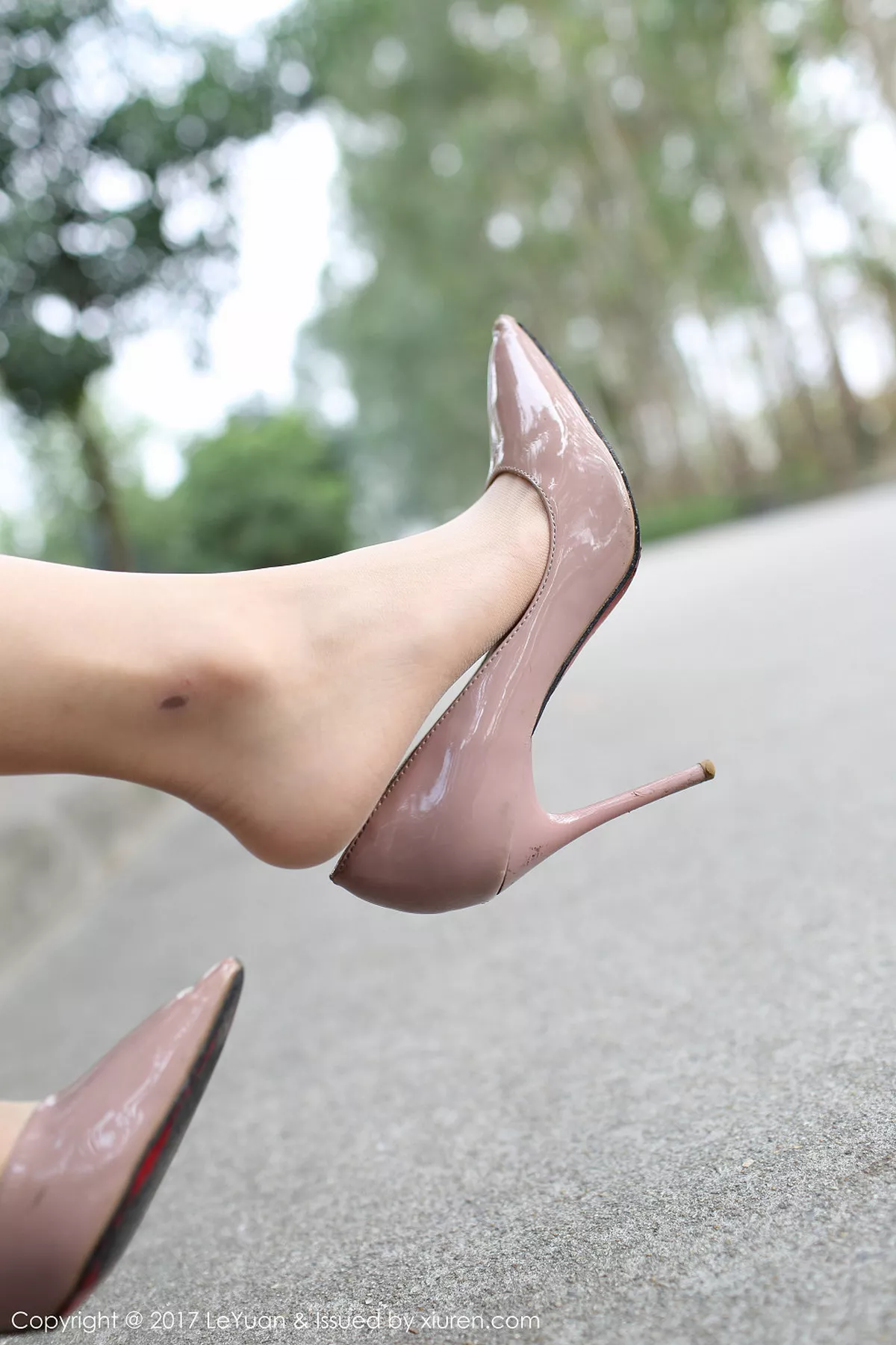 秀人集.com_[LeYuan星乐园]Vol.030_新人嫩模琪玲室外肉丝美腿玉足+黑丝美腿玉足诱惑写真96P