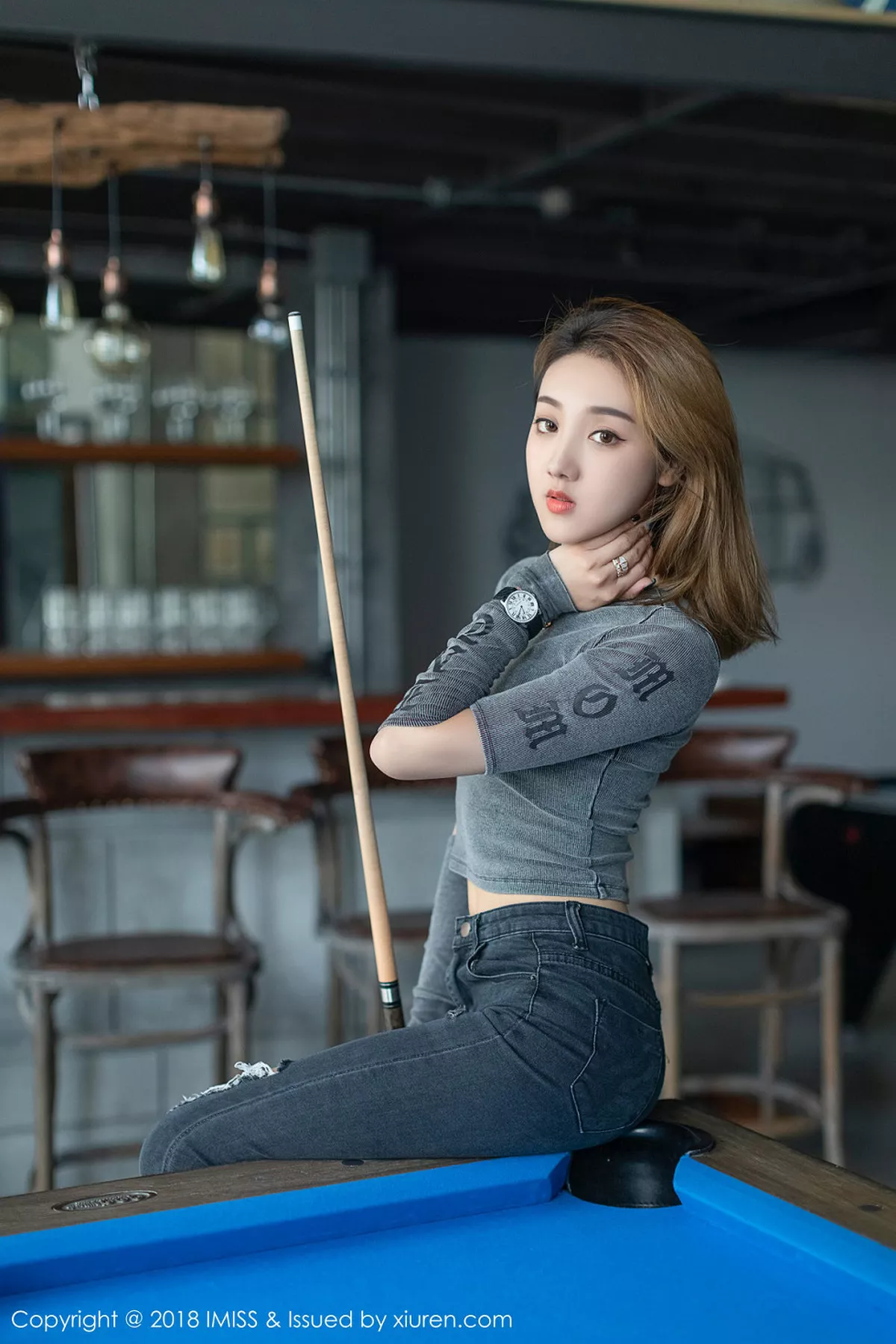 秀人集.com_[IMISS爱蜜社]Vol.295_嫩模美琪vicky户外粉色背带牛仔热裤秀完美身材性感写真34P