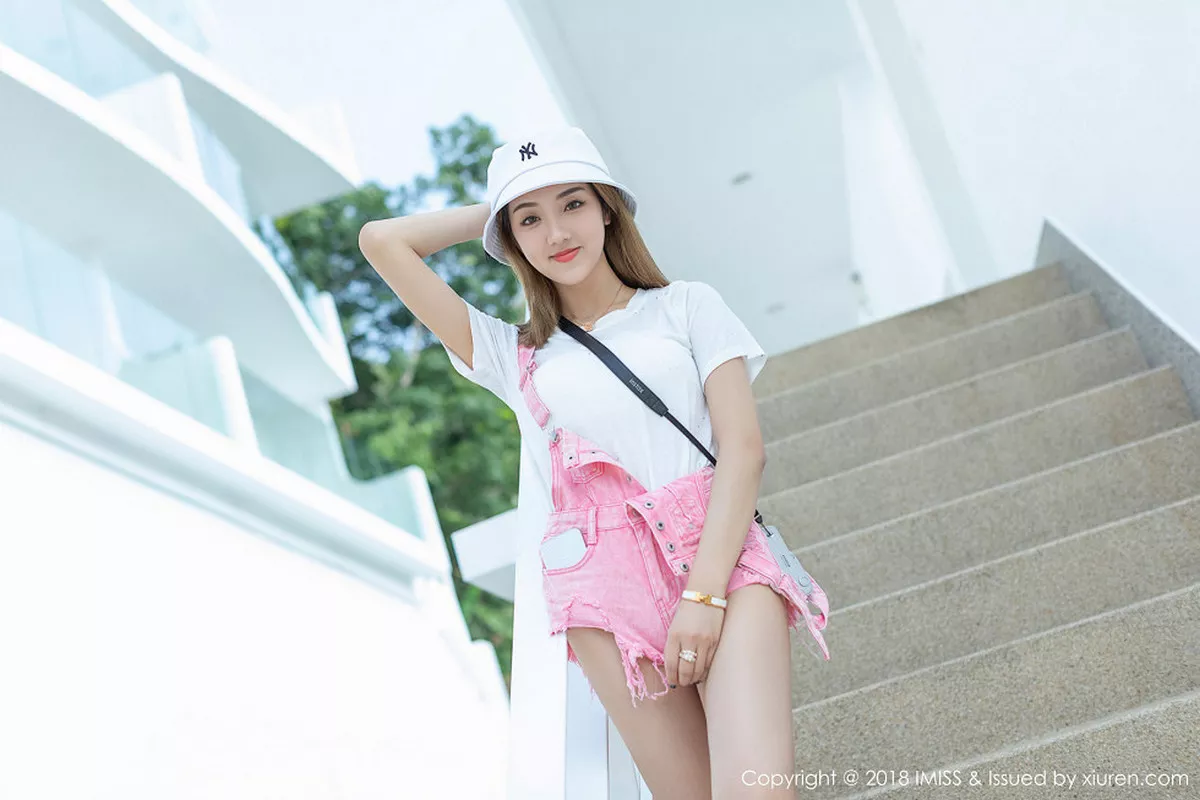 秀人集.com_[IMISS爱蜜社]Vol.295_嫩模美琪vicky户外粉色背带牛仔热裤秀完美身材性感写真34P