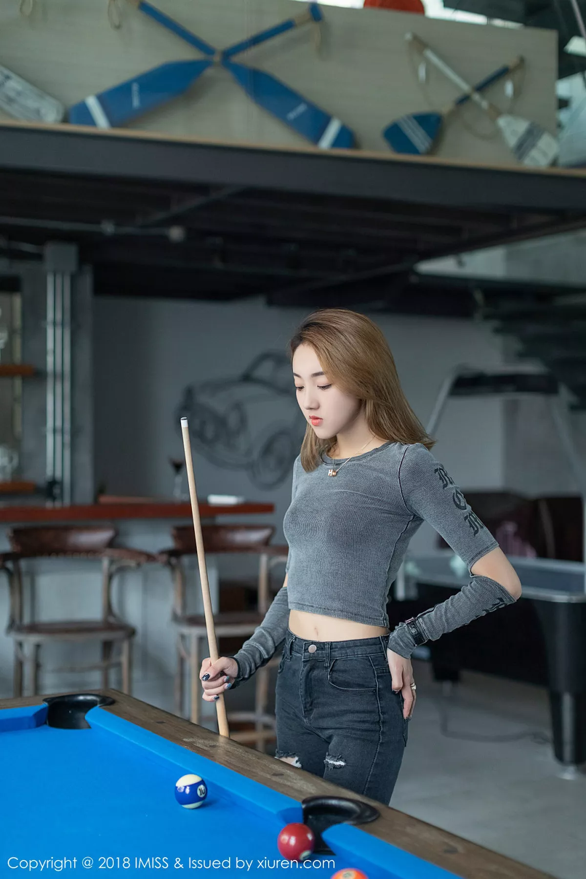 秀人集.com_[IMISS爱蜜社]Vol.295_嫩模美琪vicky户外粉色背带牛仔热裤秀完美身材性感写真34P