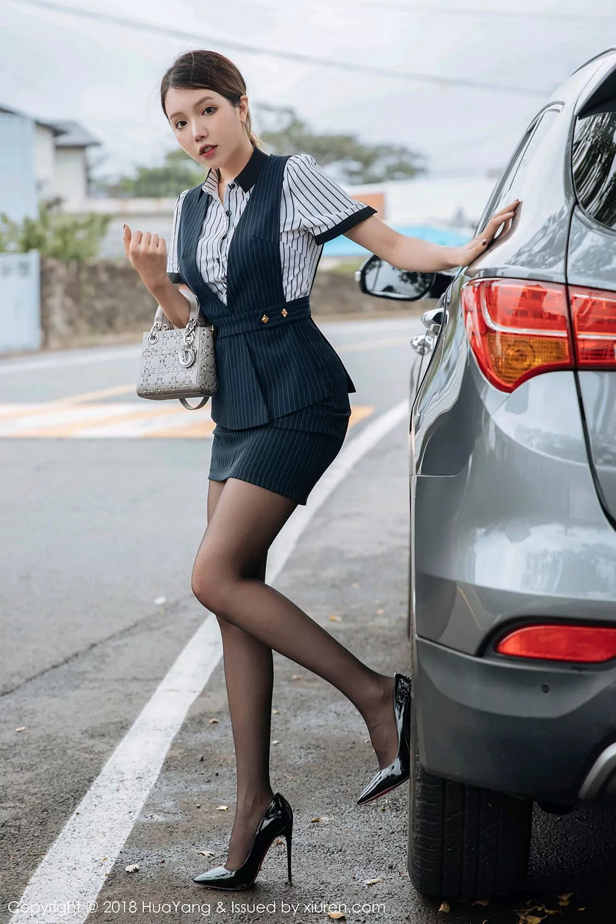 秀人集.com_[HuaYang花漾]Vol.087_女神黄乐然济州岛旅拍黑短裙半脱秀无内黑丝裤袜撩人诱惑写真101P