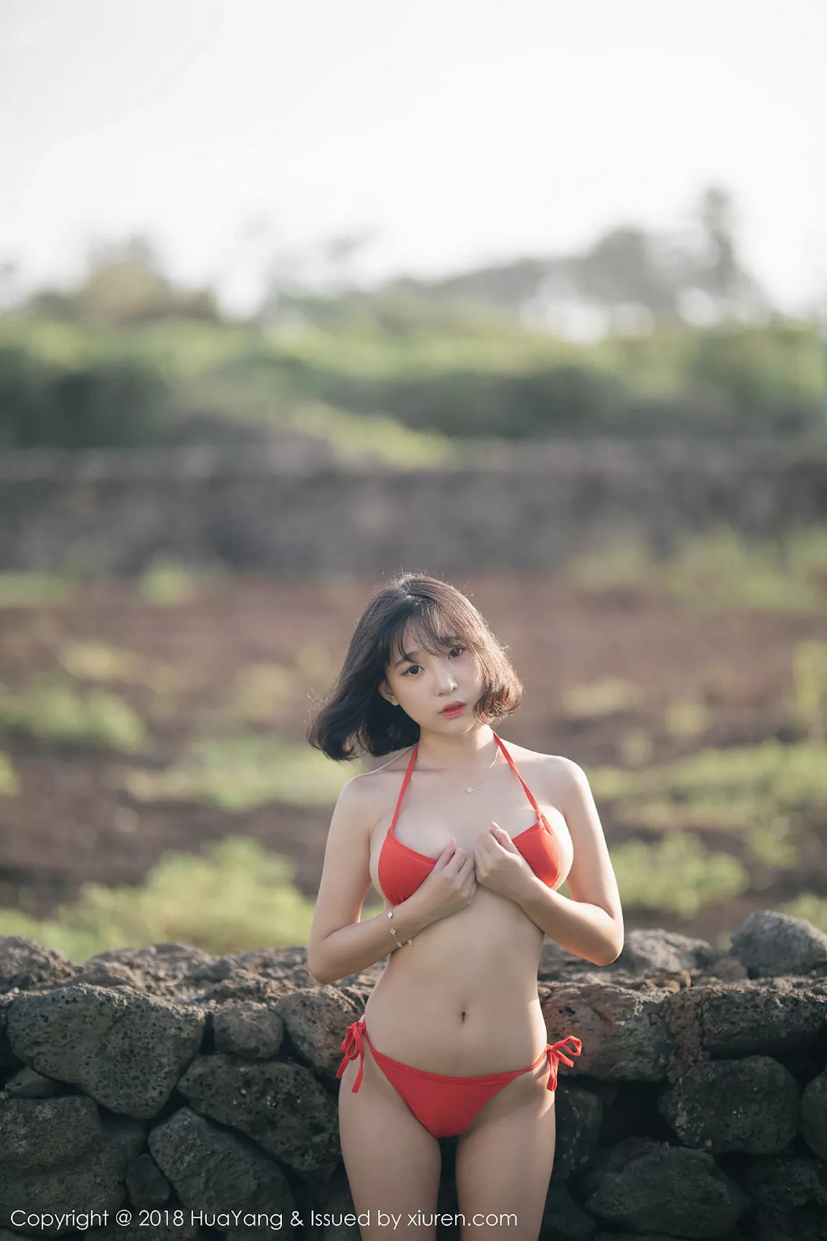 秀人集.com_[HuaYang花漾]Vol.085_韩国妹子卿卿户外性感比基尼秀完美身材撩人姿势诱惑写真45P