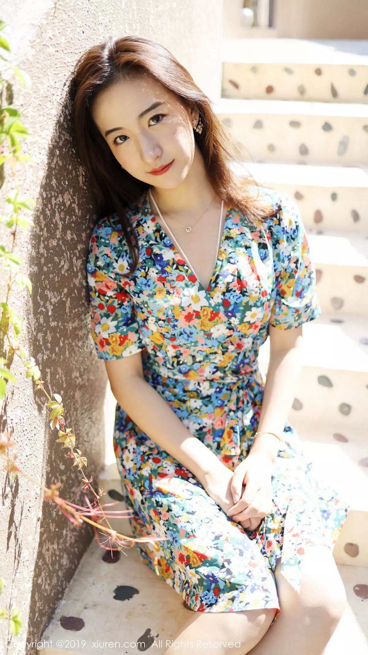 秀人集.com_[XiuRen秀人网]No.1641_嫩模艺儿伢呦户外海边性感花色连身裙秀完美身材靓丽迷人写真53P