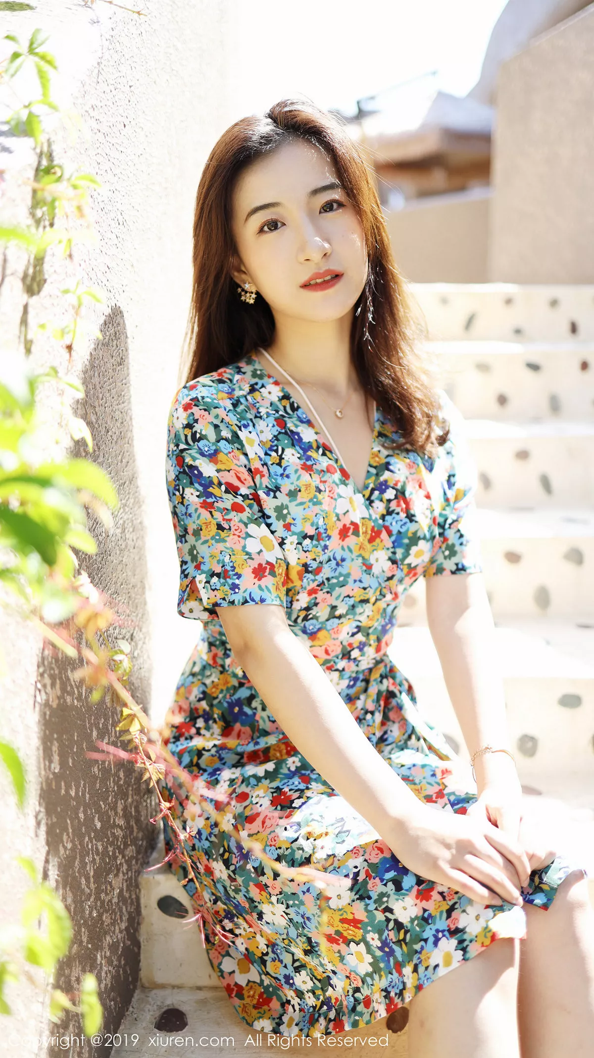 秀人集.com_[XiuRen秀人网]No.1641_嫩模艺儿伢呦户外海边性感花色连身裙秀完美身材靓丽迷人写真53P