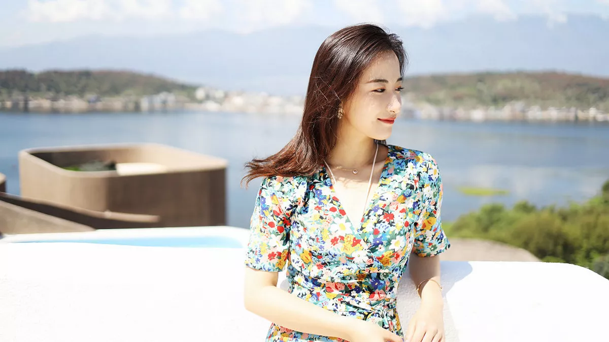 秀人集.com_[XiuRen秀人网]No.1641_嫩模艺儿伢呦户外海边性感花色连身裙秀完美身材靓丽迷人写真53P