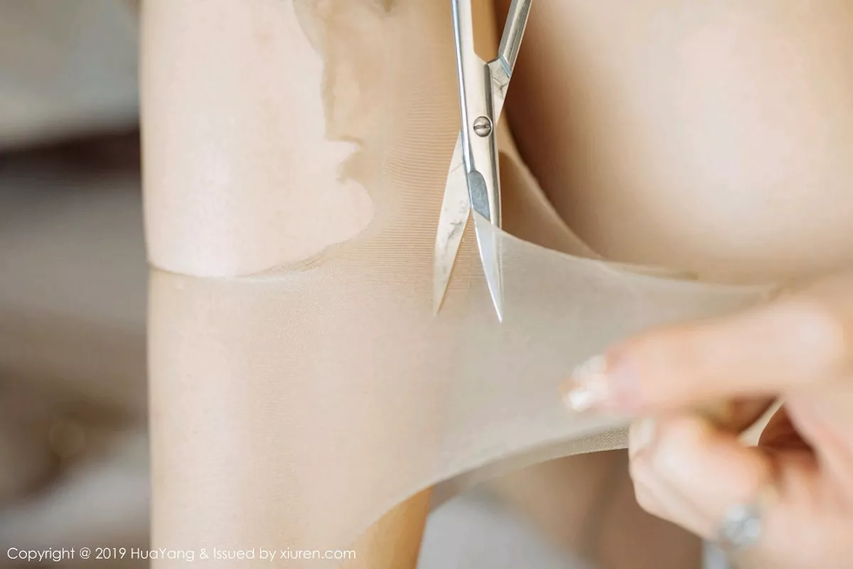 秀人集.com_[HuaYang花漾]Vol.166_嫩模艺轩私房性感护士装肉丝裤袜乱剪破洞撩人诱惑写真60P