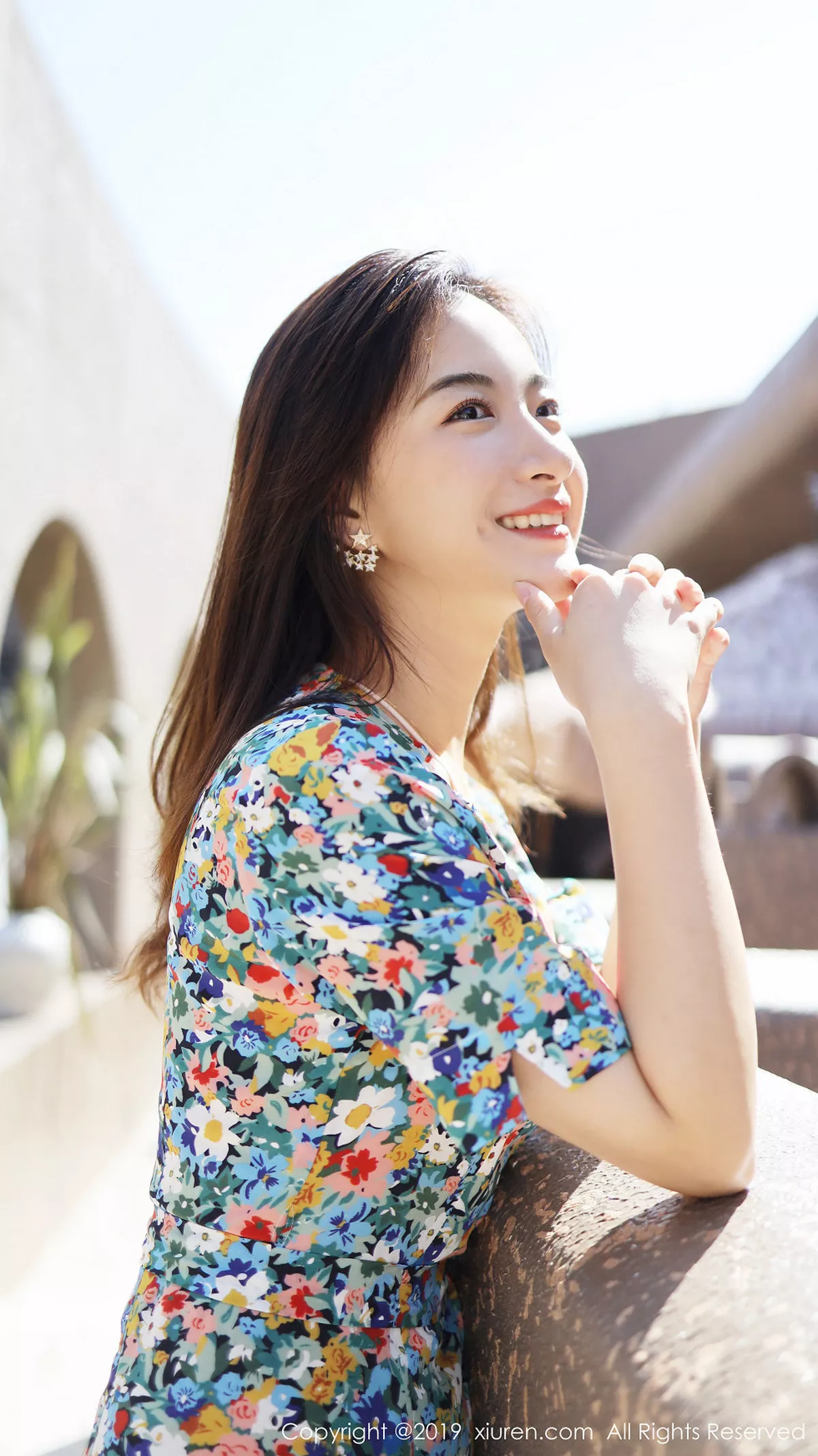 秀人集.com_[XiuRen秀人网]No.1641_嫩模艺儿伢呦户外海边性感花色连身裙秀完美身材靓丽迷人写真53P