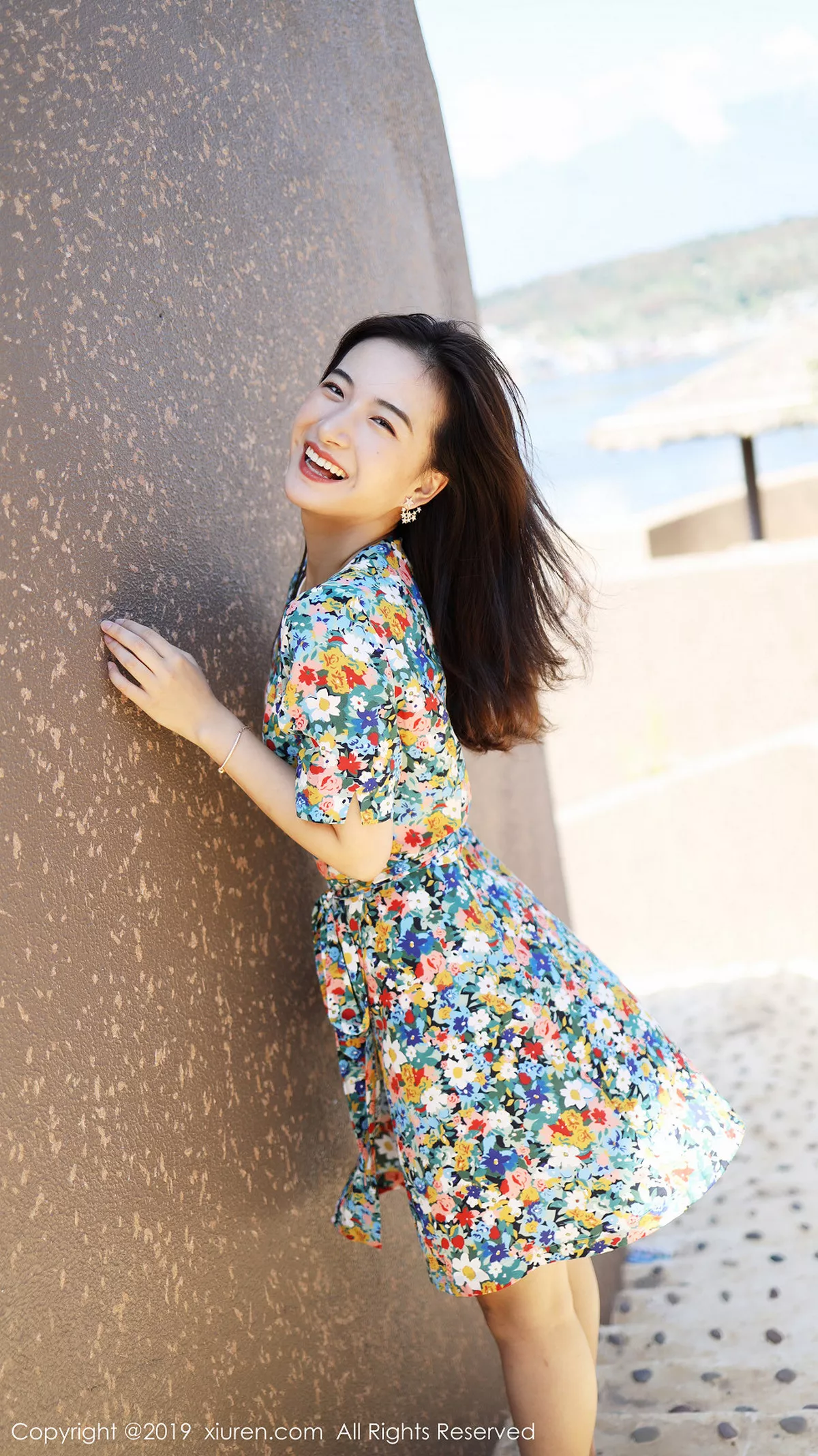 秀人集.com_[XiuRen秀人网]No.1641_嫩模艺儿伢呦户外海边性感花色连身裙秀完美身材靓丽迷人写真53P