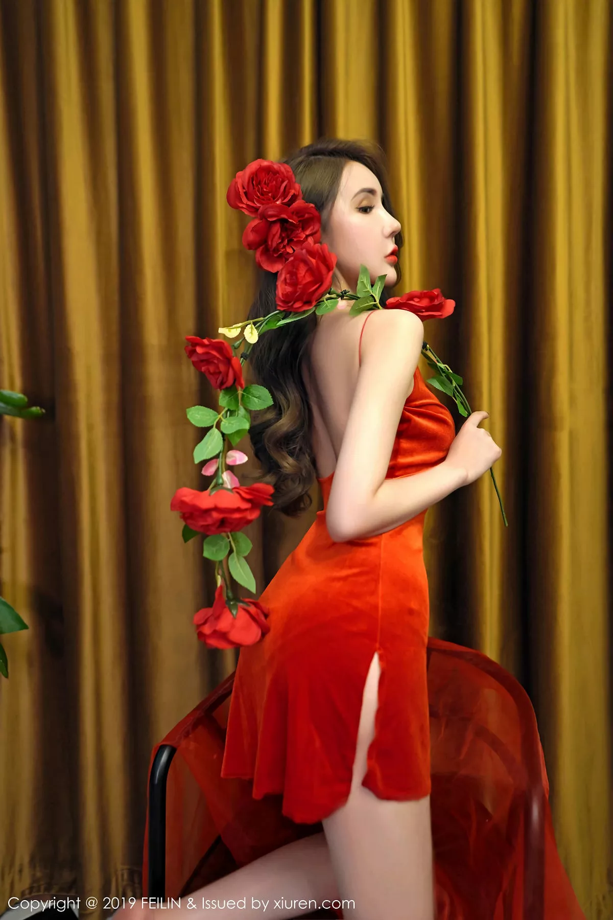 秀人集.com_[FeiLin嗲囡囡]Vol.200_嫩模伍月may私房红色连身裙+白衬衣制服秀苗条身材性感写真50P