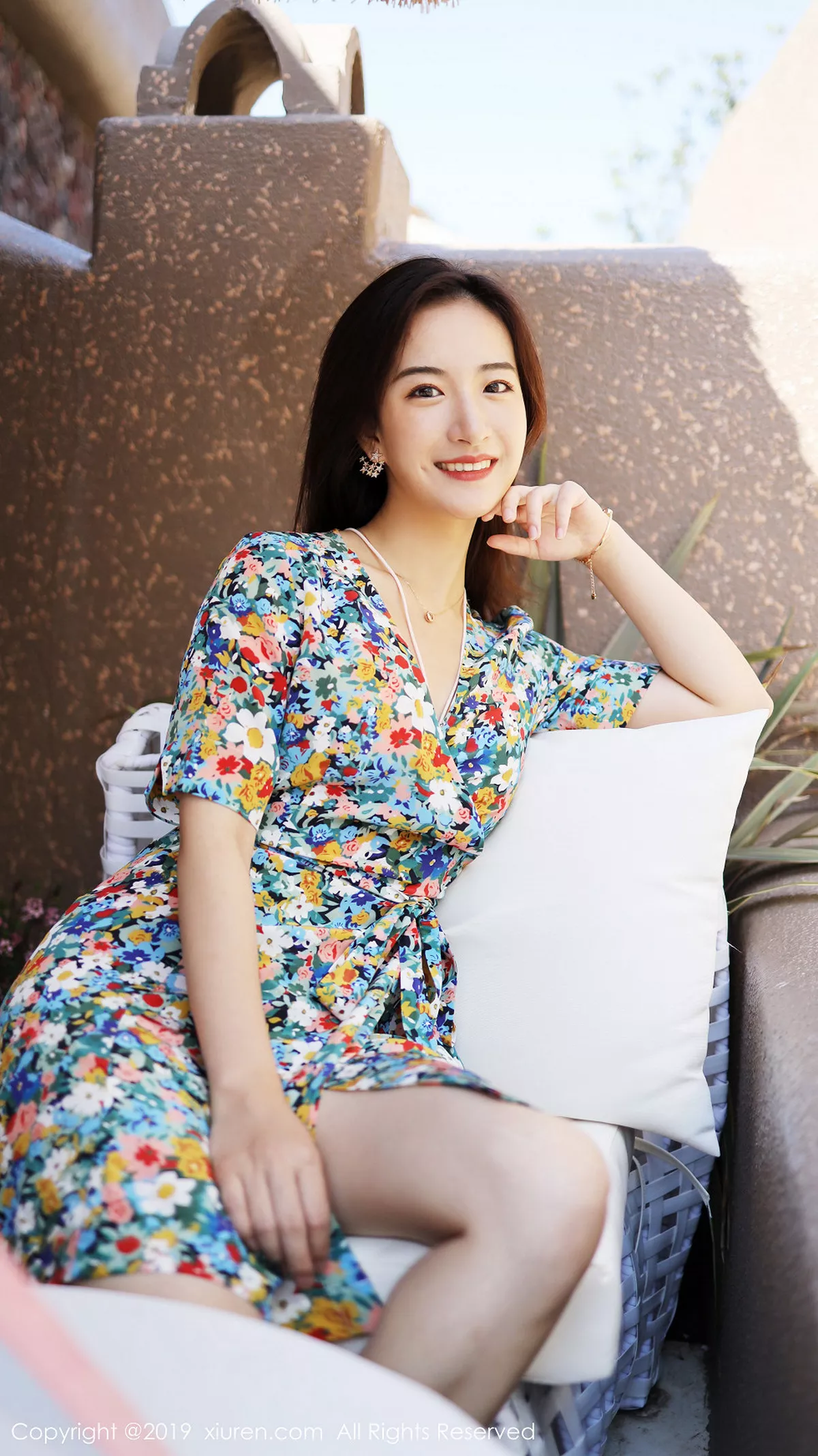 秀人集.com_[XiuRen秀人网]No.1641_嫩模艺儿伢呦户外海边性感花色连身裙秀完美身材靓丽迷人写真53P