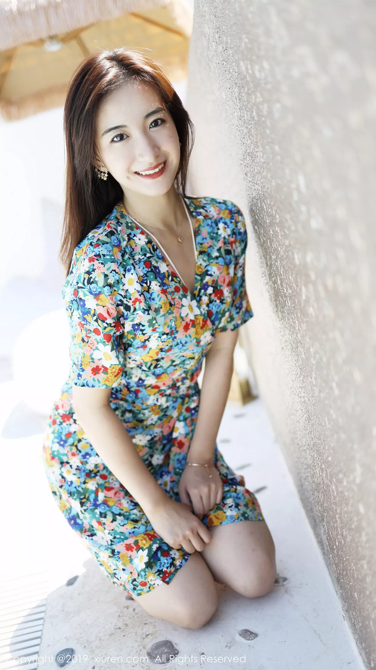 秀人集.com_[XiuRen秀人网]No.1641_嫩模艺儿伢呦户外海边性感花色连身裙秀完美身材靓丽迷人写真53P