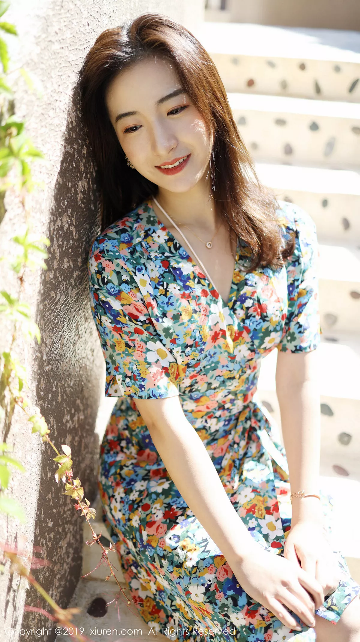 秀人集.com_[XiuRen秀人网]No.1641_嫩模艺儿伢呦户外海边性感花色连身裙秀完美身材靓丽迷人写真53P