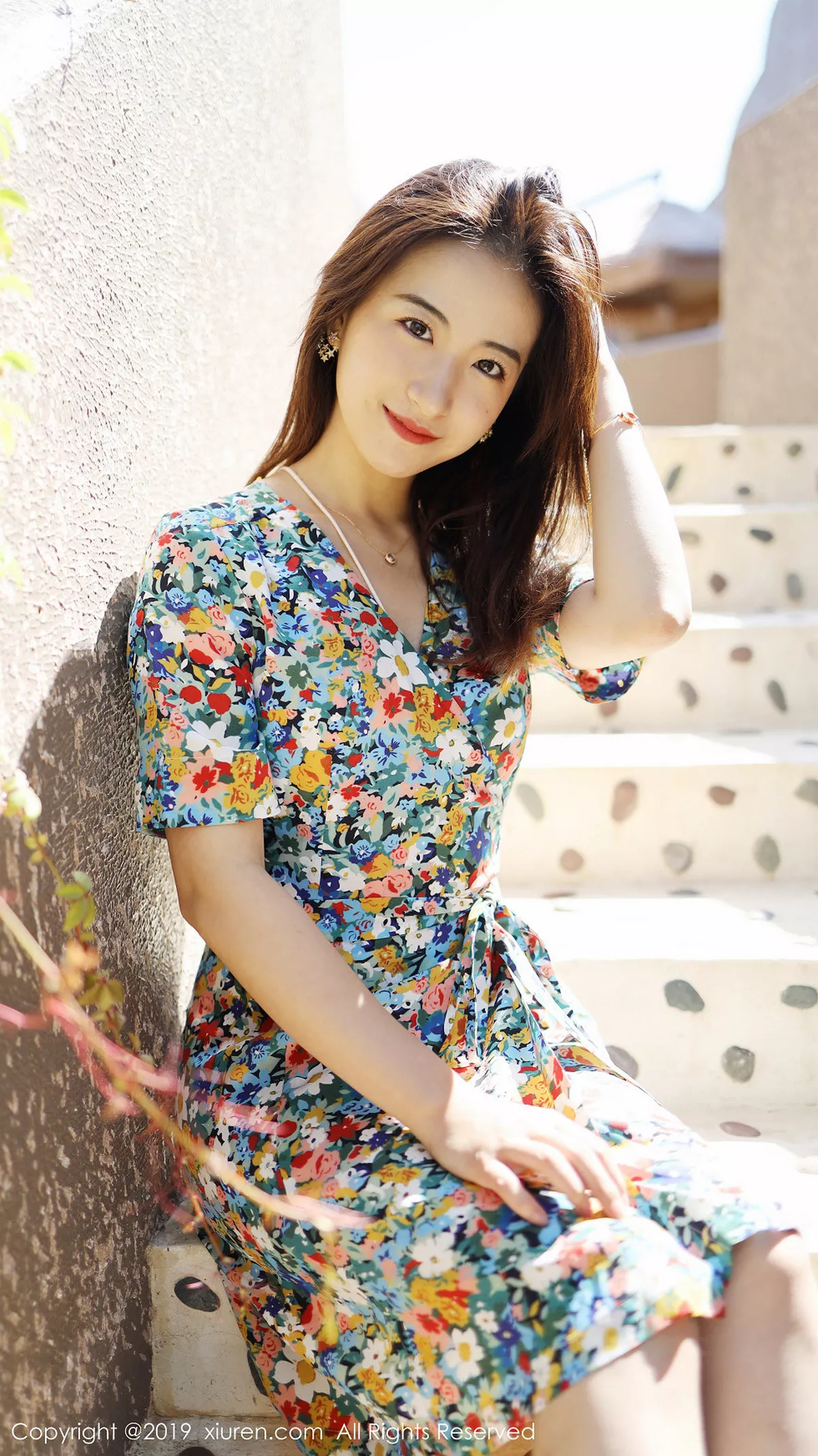 秀人集.com_[XiuRen秀人网]No.1641_嫩模艺儿伢呦户外海边性感花色连身裙秀完美身材靓丽迷人写真53P