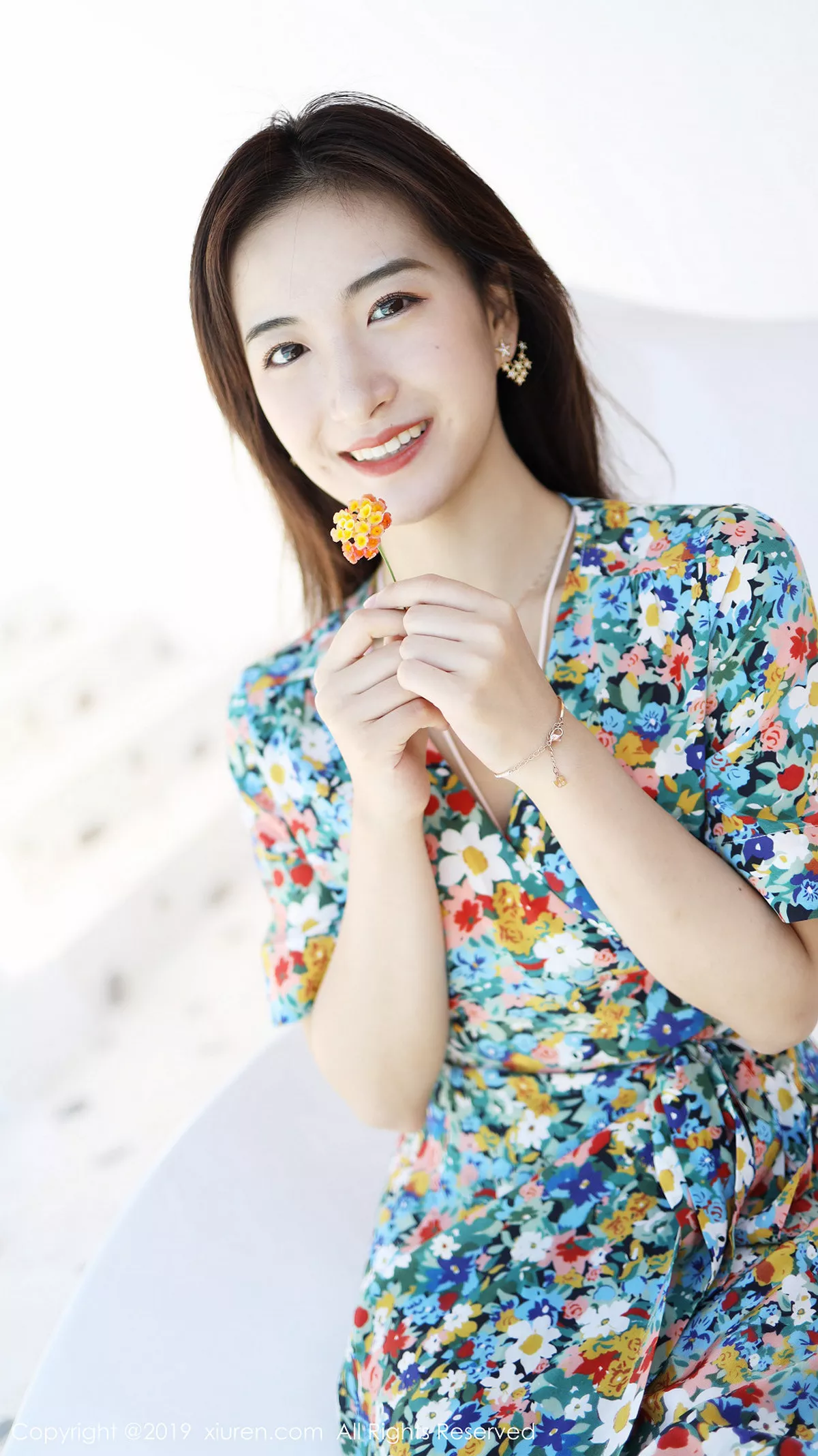 秀人集.com_[XiuRen秀人网]No.1641_嫩模艺儿伢呦户外海边性感花色连身裙秀完美身材靓丽迷人写真53P