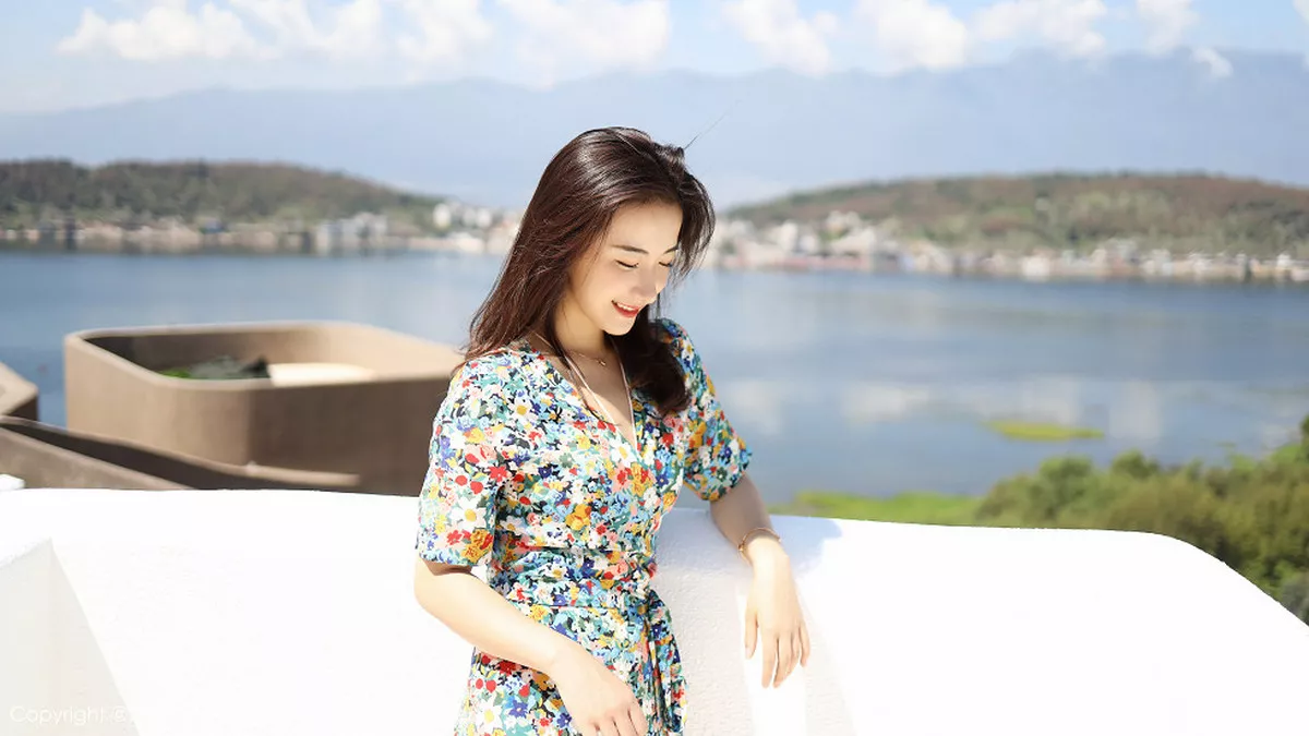 秀人集.com_[XiuRen秀人网]No.1641_嫩模艺儿伢呦户外海边性感花色连身裙秀完美身材靓丽迷人写真53P