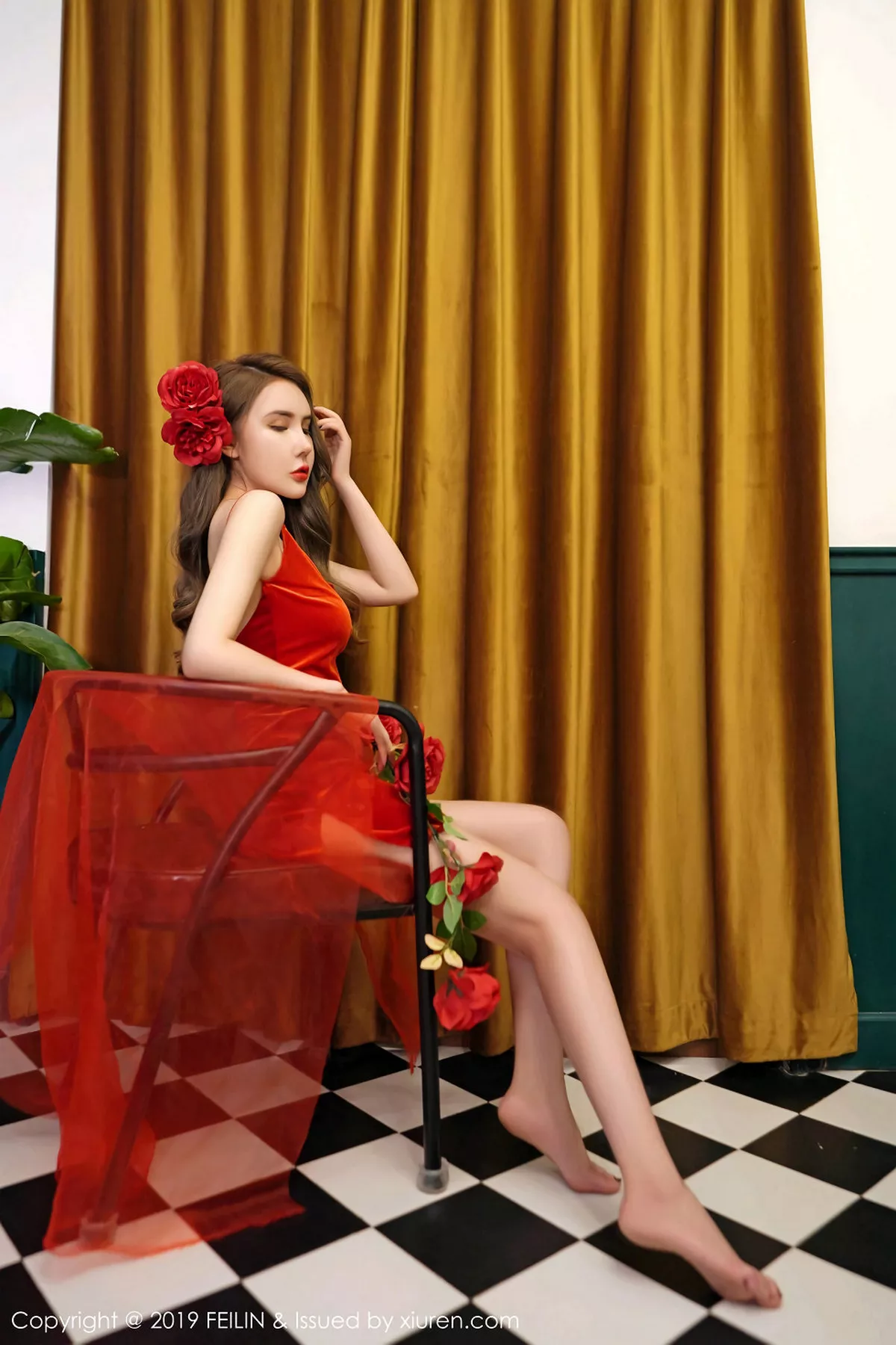 秀人集.com_[FeiLin嗲囡囡]Vol.200_嫩模伍月may私房红色连身裙+白衬衣制服秀苗条身材性感写真50P