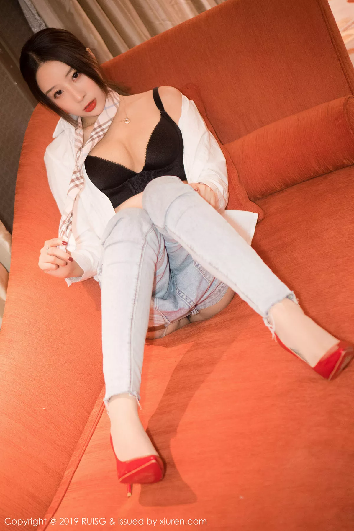 秀人集.com_[RUISG瑞丝馆]Vol.084_嫩模筱慧私房白衬衫牛仔裤半脱露开档肉丝裤袜惹火诱惑写真48P