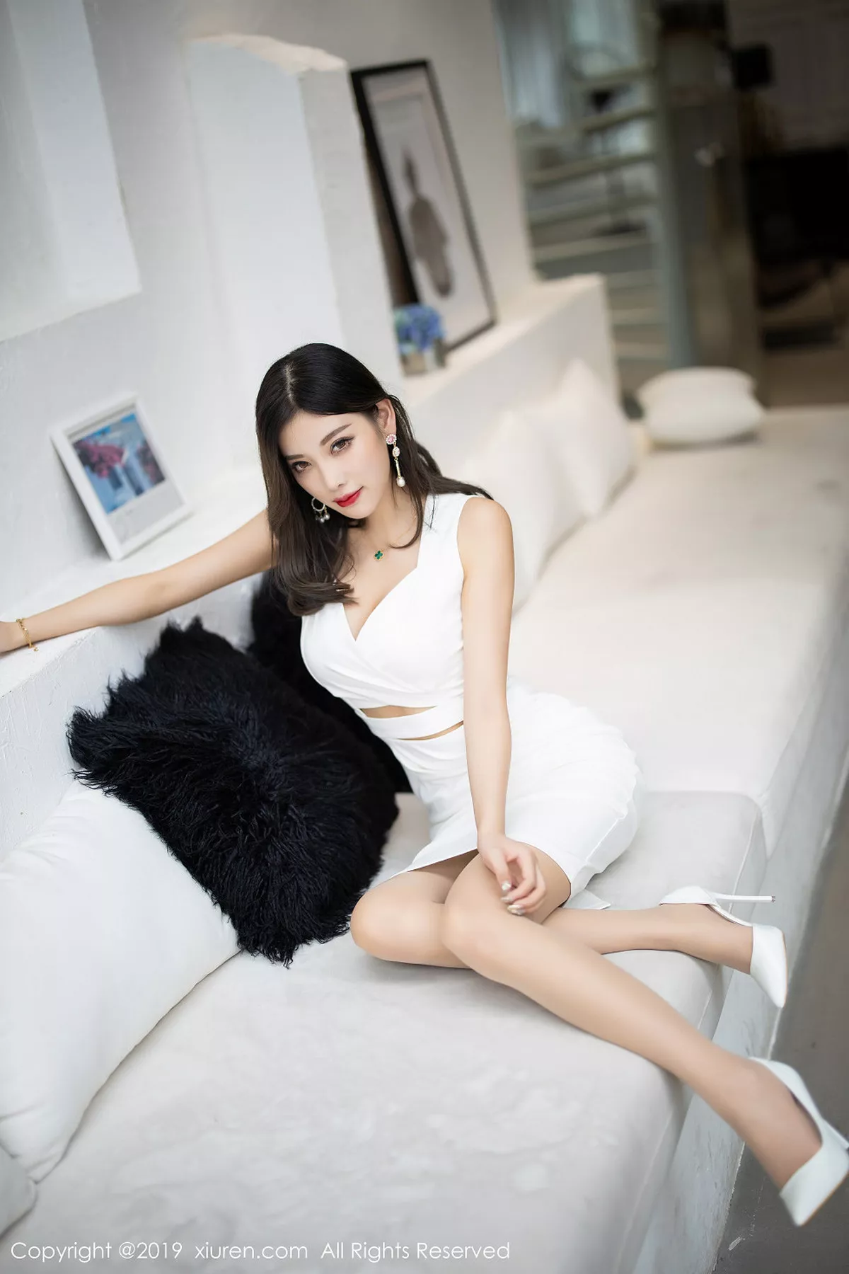 秀人集.com_[XiuRen秀人网]No.1695_女神杨晨晨sugar私房白色连身裙床上无内肉丝裤袜撩人诱惑写真91P