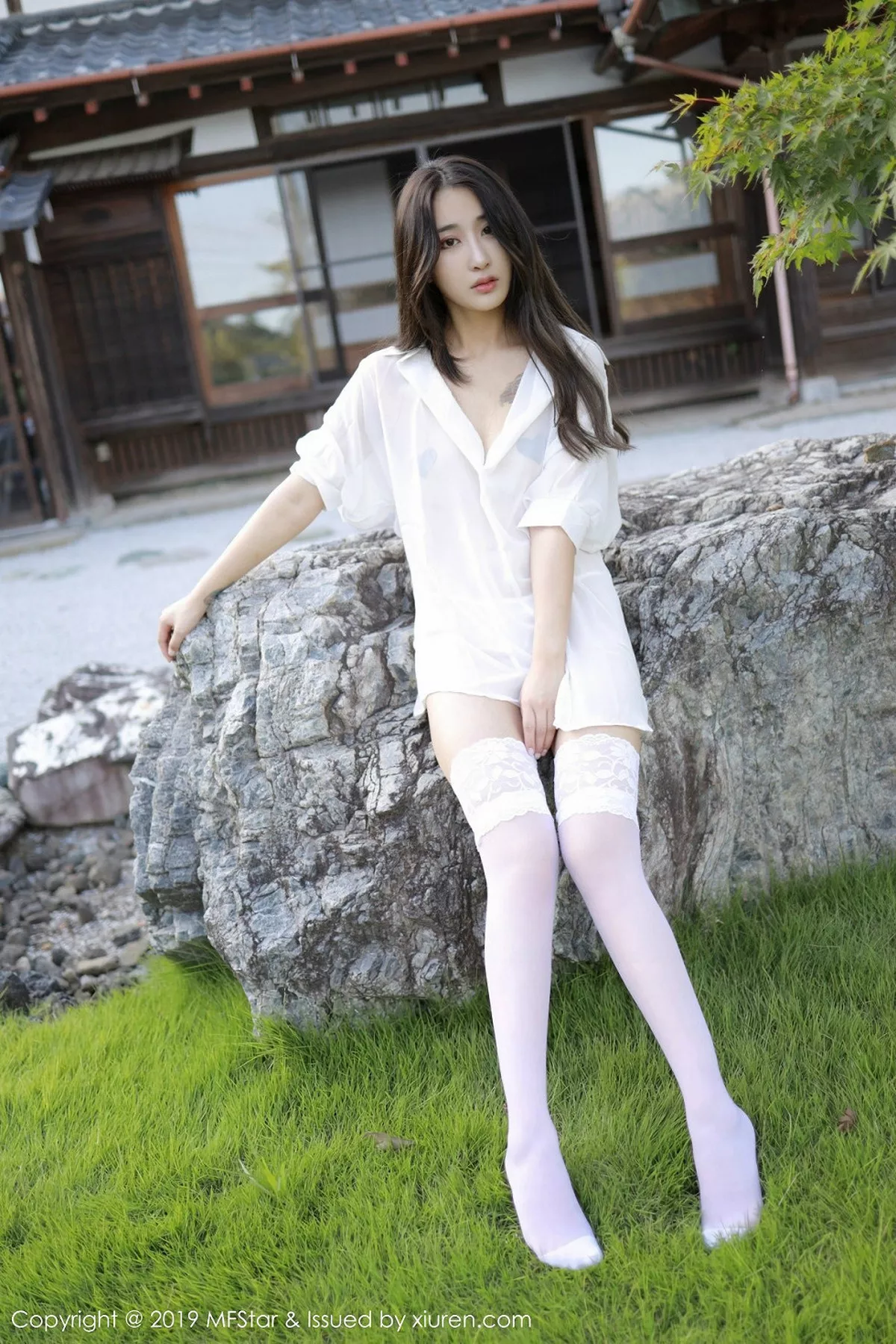 秀人集.com_[MFStar模范学院]Vol.219_嫩模Betty林子欣日本旅拍户外白衬衣配蕾丝吊袜诱惑写真53P