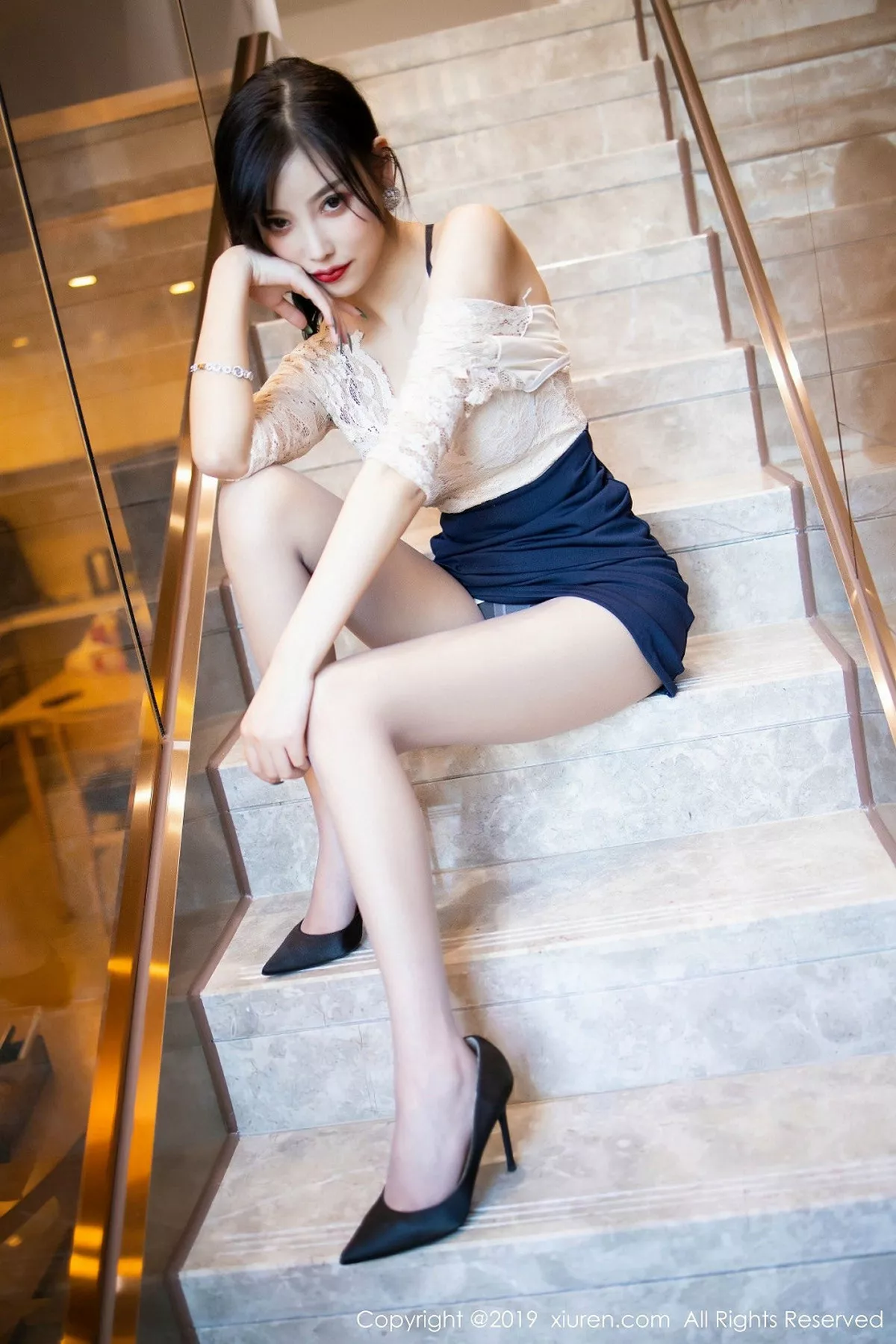 秀人集.com_[XiuRen秀人网]No.1717_女神杨晨晨sugar优雅吊裙配肉丝裤袜秀完美身材销魂诱惑写真70P