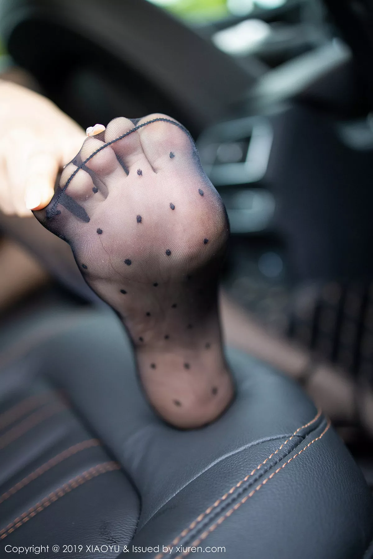 秀人集.com_[XiaoYu画语界]Vol.156_女神芝芝Booty室外车拍高叉连体内衣配黑丝裤袜撩人诱惑写真68P