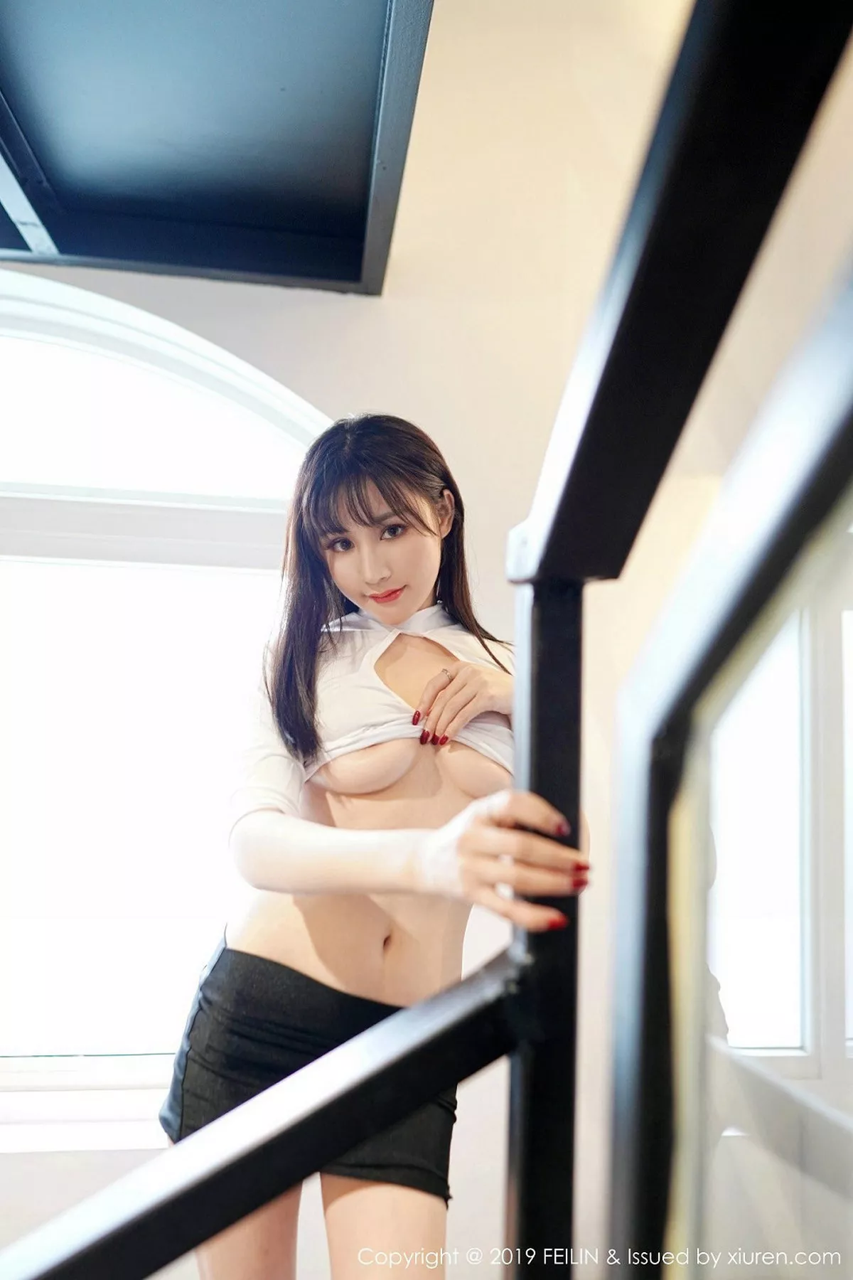 秀人集.com_[FeiLin嗲囡囡]Vol.210_嫩模Celina青妍私房白色内衣配黑短裙半脱露翘臀诱惑写真41P