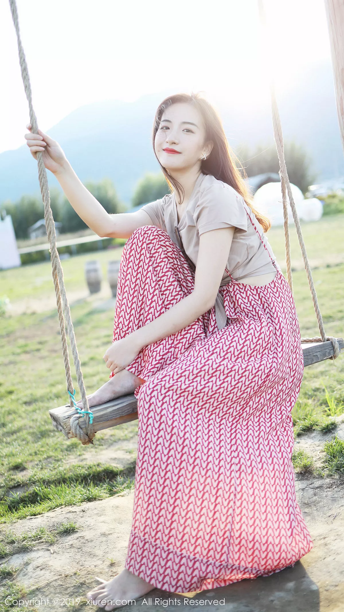 秀人集.com_[XiuRen秀人网]No.1718_嫩模艺儿拿铁室外帽子美少女清新甜美风靓丽迷人写真63P