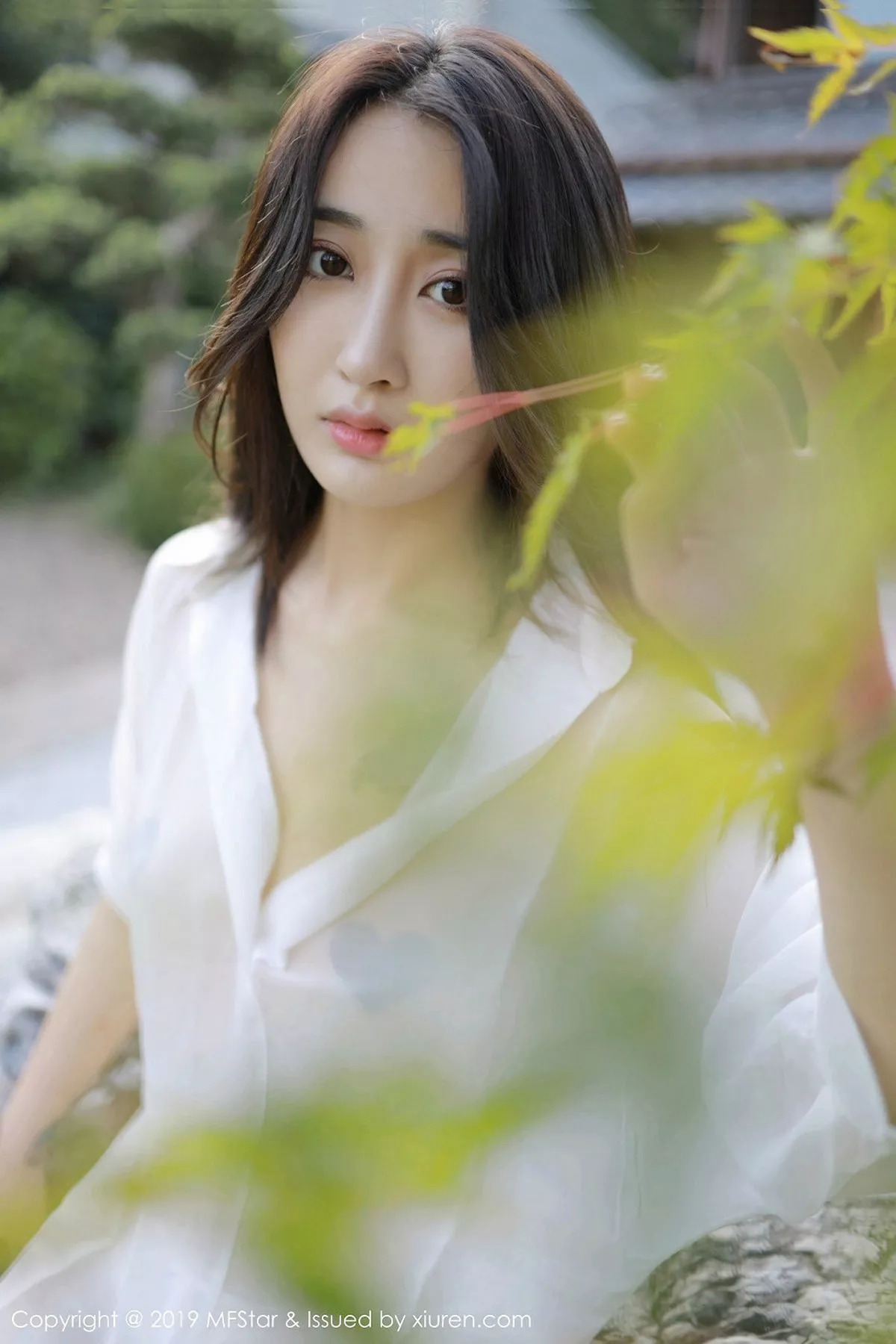 秀人集.com_[MFStar模范学院]Vol.219_嫩模Betty林子欣日本旅拍户外白衬衣配蕾丝吊袜诱惑写真53P