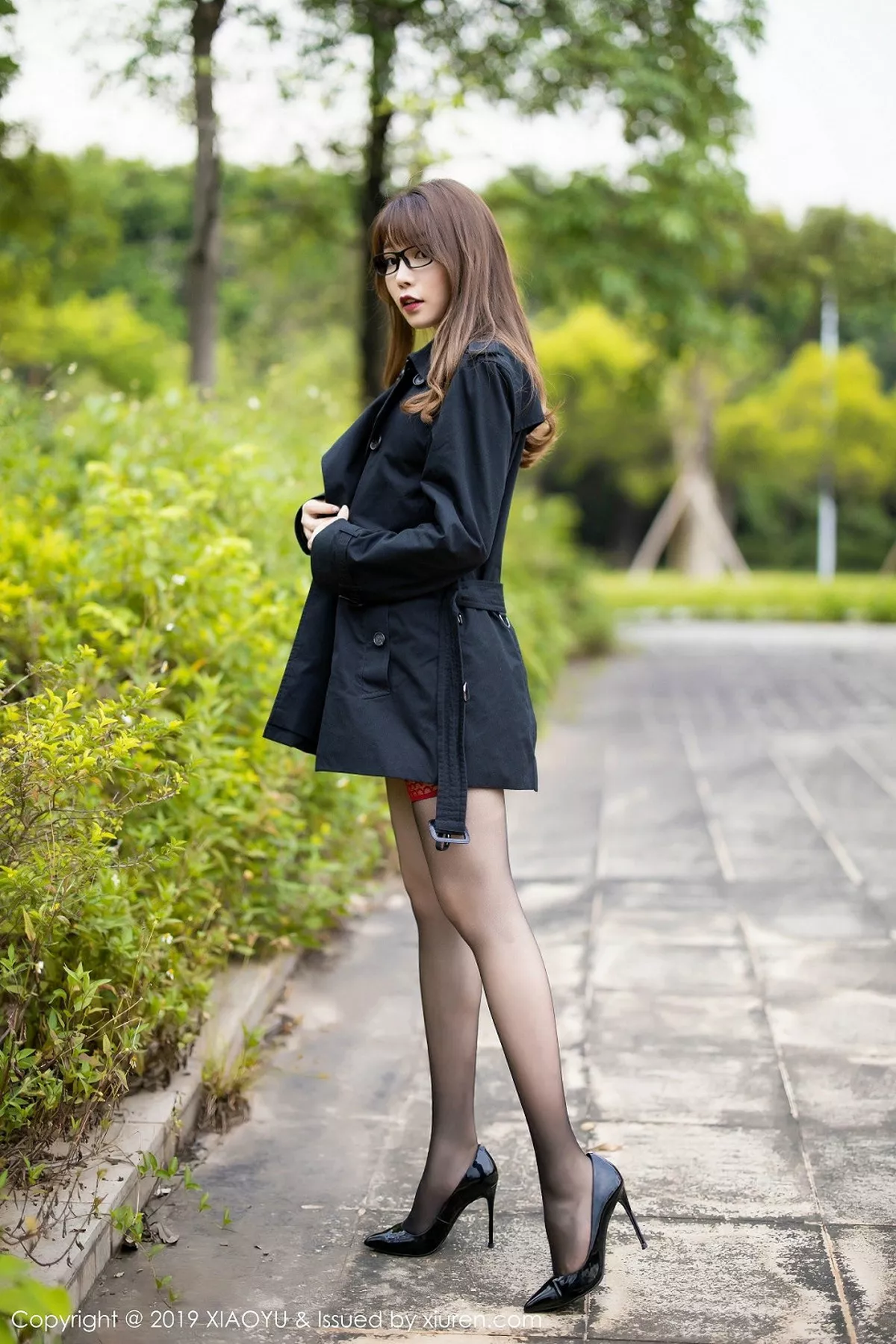 秀人集.com_[XiaoYu画语界]Vol.168_女神芝芝Booty户外半脱露黑色三点式内衣撩人诱惑写真56P