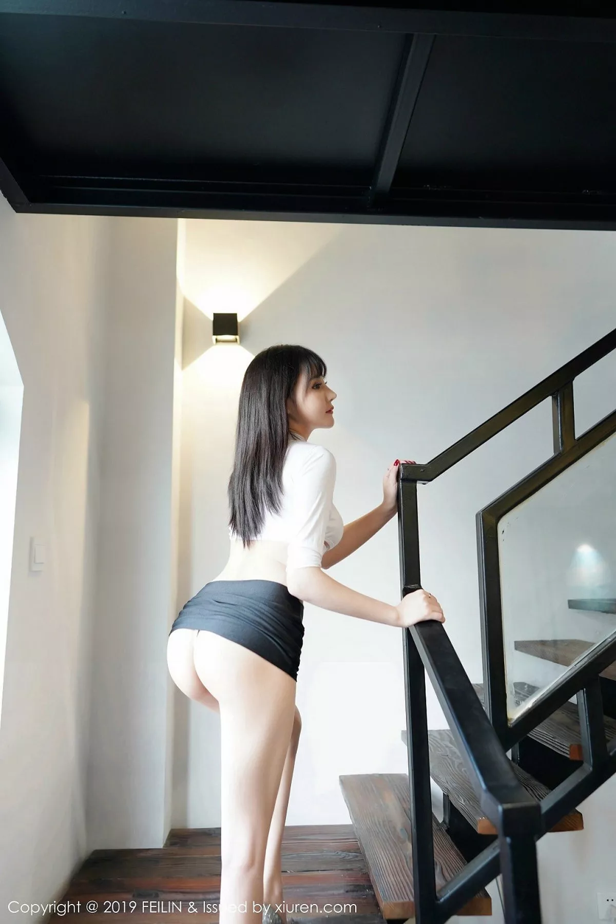 秀人集.com_[FeiLin嗲囡囡]Vol.210_嫩模Celina青妍私房白色内衣配黑短裙半脱露翘臀诱惑写真41P