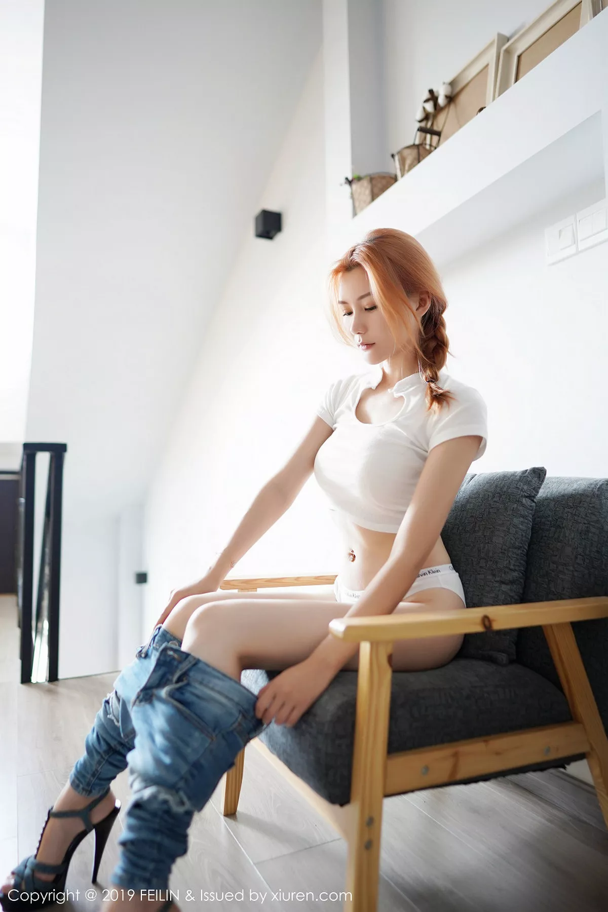 秀人集.com_[FeiLin嗲囡囡]Vol.212_嫩模爱丽儿私房性感黑色内衣配紧身牛仔裤秀完美身材写真40P