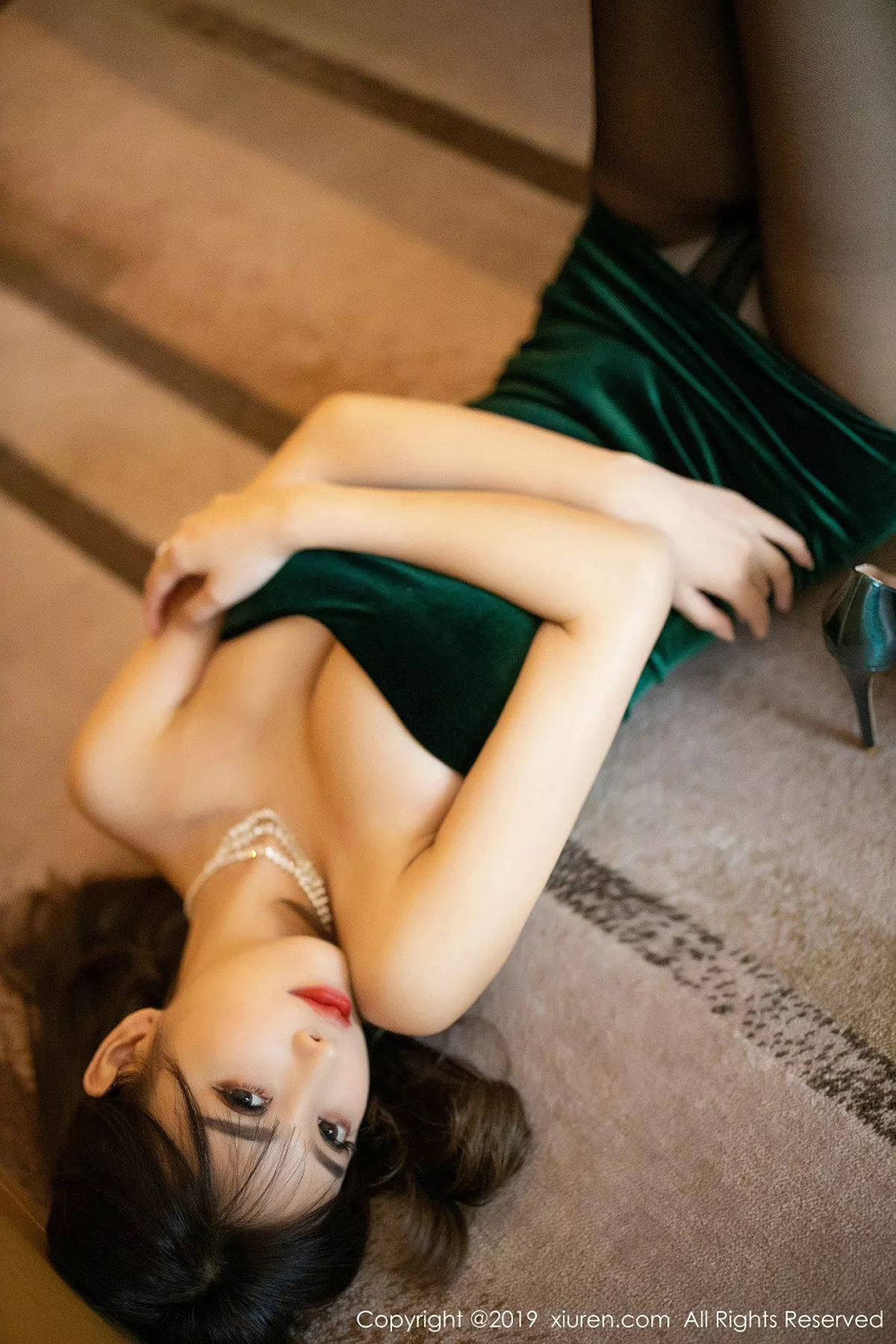 秀人集.com_[XiuRen秀人网]No.1731_女神杨晨晨sugar私房墨绿色抹胸裙配黑丝裤袜秀美腿诱惑写真98P