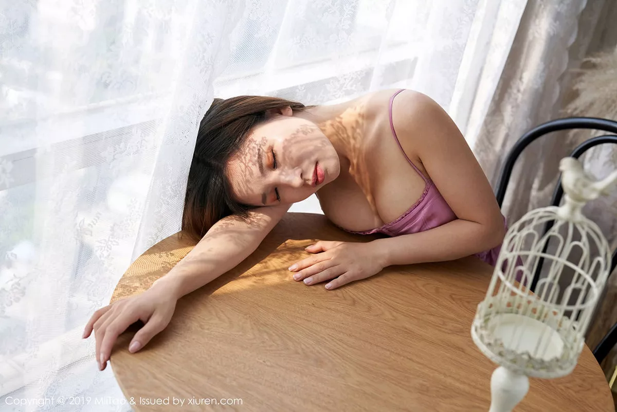 秀人集.com_[MiiTao蜜桃社]Vol.134_嫩模小猪Baey私房蕾丝内衣配白丝袜秀完美身材豪乳诱惑写真50P