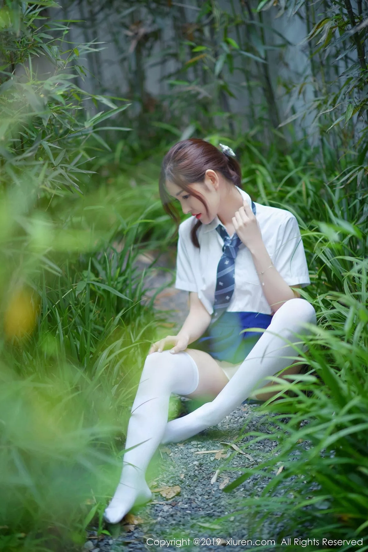 秀人集.com_[XiuRen秀人网]No.1733_嫩模沈梦瑶户外清爽学生装大胆半脱露白色蕾丝内衣诱惑写真60P