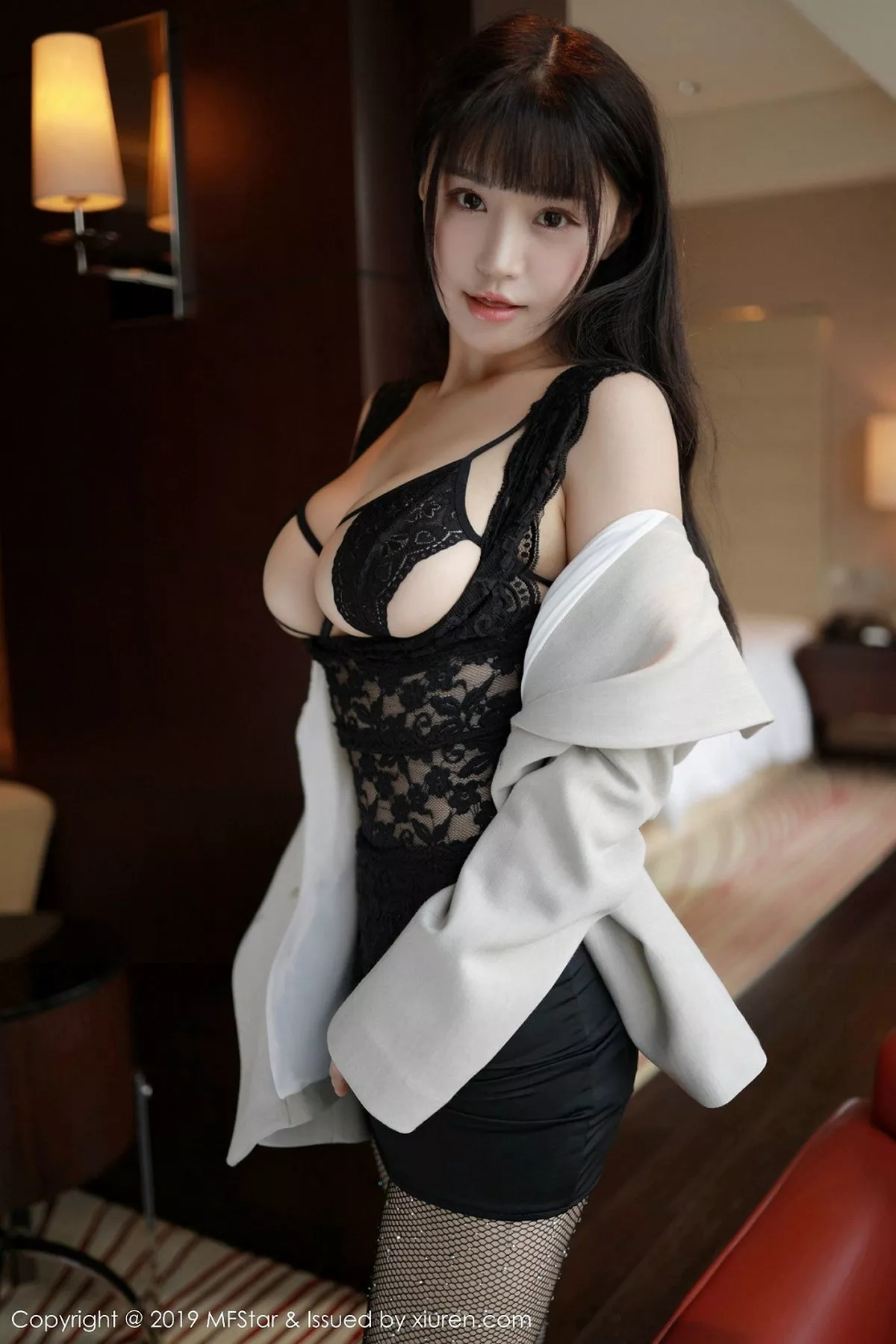 秀人集.com_[MFStar模范学院]Vol.224_女神Flower朱可儿私房脱西服露黑色情趣内衣极致诱惑写真50P