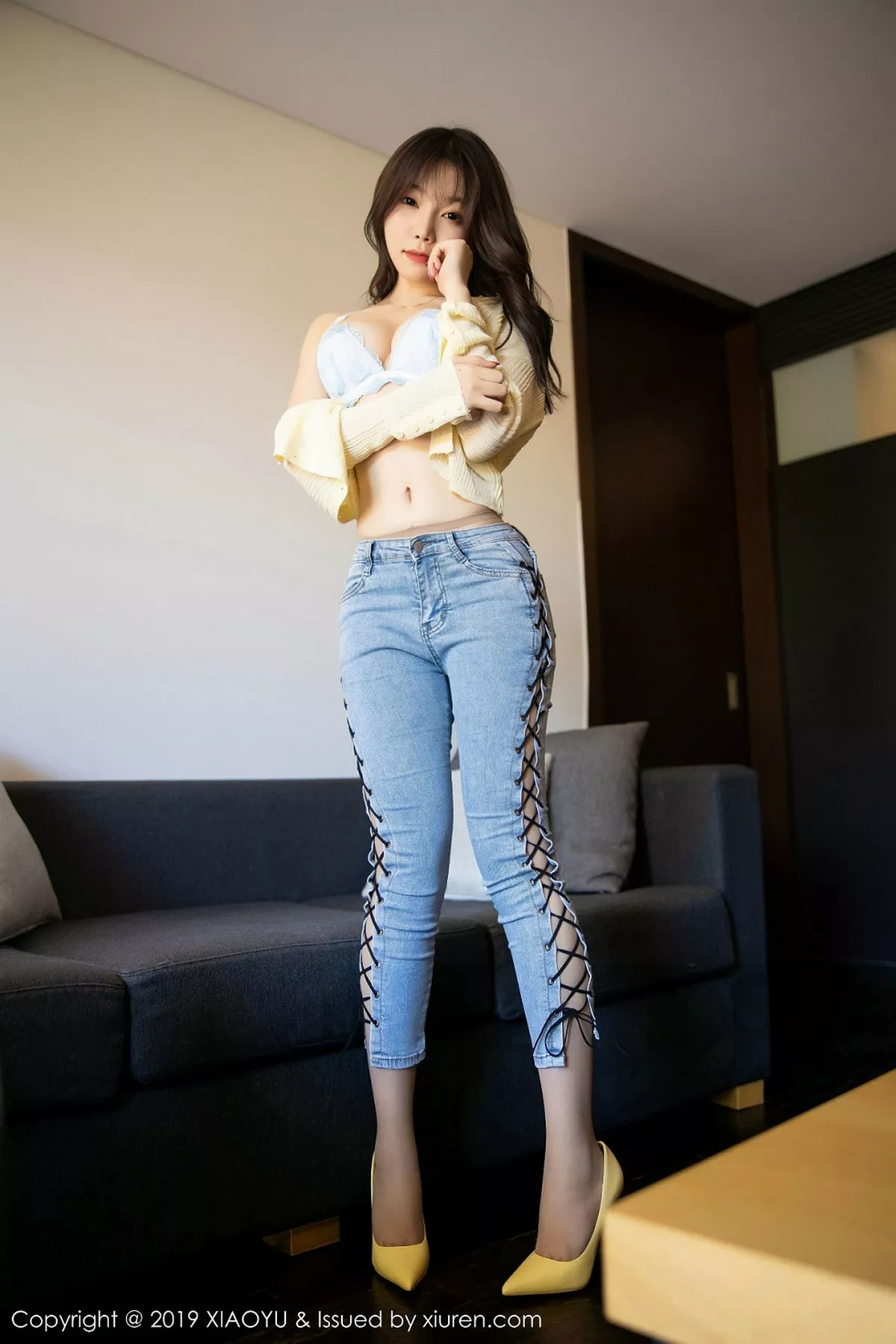 秀人集.com_[XiaoYu画语界]Vol.197_女神芝芝Booty济州岛旅拍私房紧身牛仔裤半脱秀翘臀诱惑写真120P