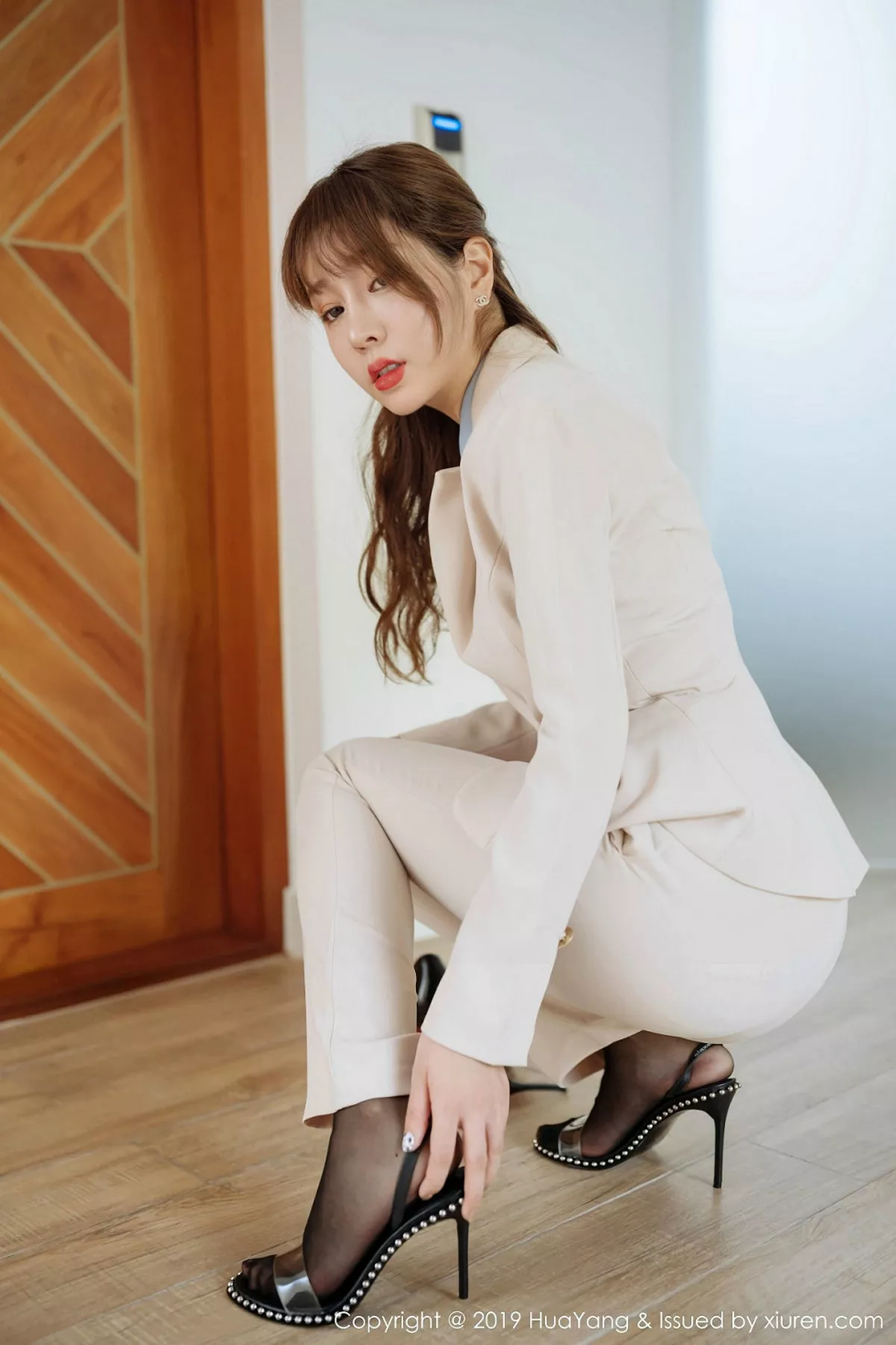 秀人集.com_[HuaYang花漾]Vol.192_女神王雨纯私房剧情透视黑丝露蕾丝内裤秀白嫩翘臀诱惑写真50P