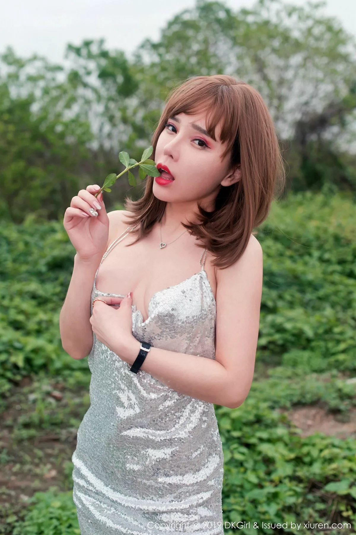 秀人集.com_[DKGirl御女郎]Vol.120_嫩模艾小青户外真空吊带裙配超薄无内肉丝惹火诱惑写真49P