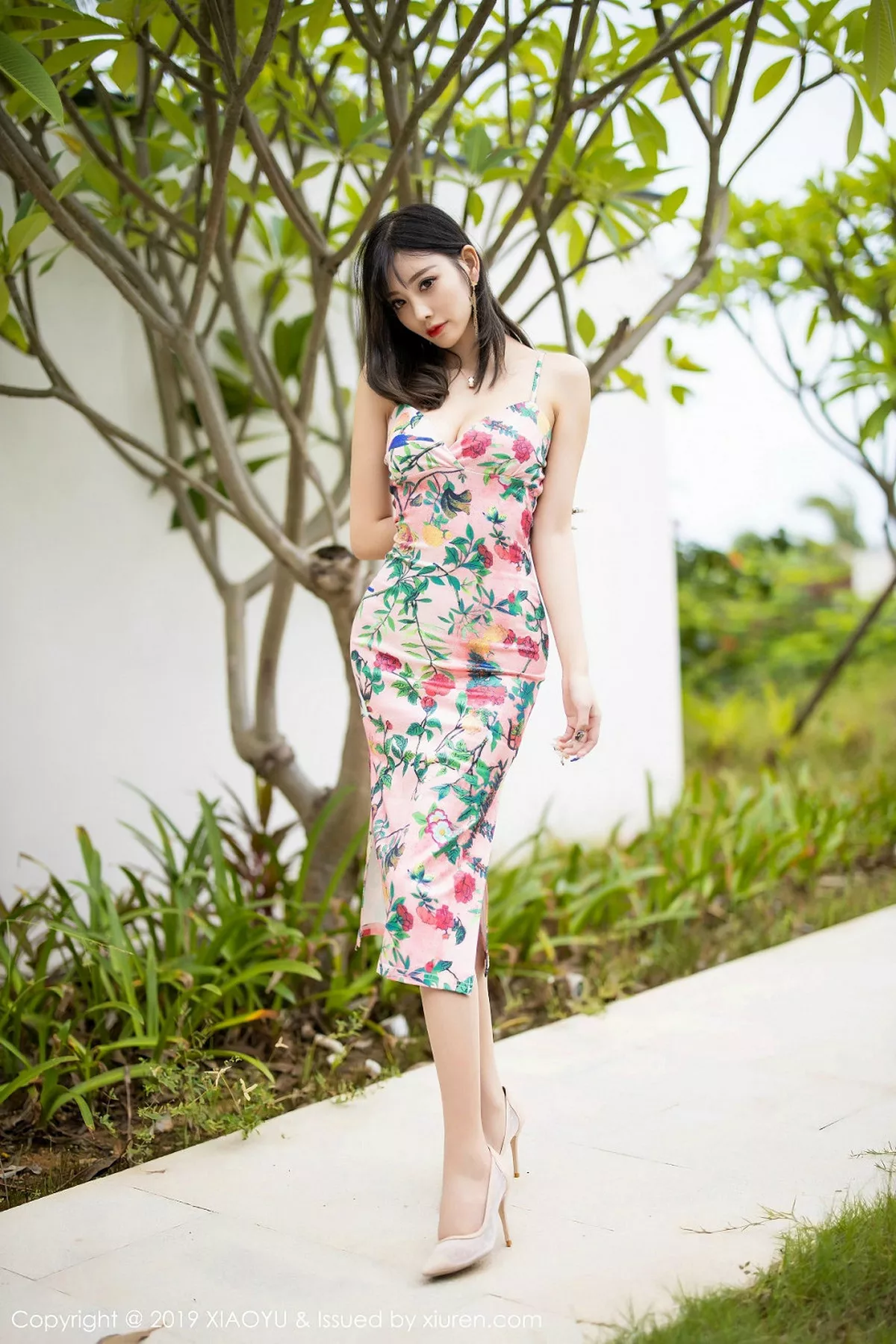 秀人集.com_[XiaoYu画语界]Vol.194_女神杨晨晨sugar心愿旅拍华丽吊裙+性感比基尼完美诱惑写真70P