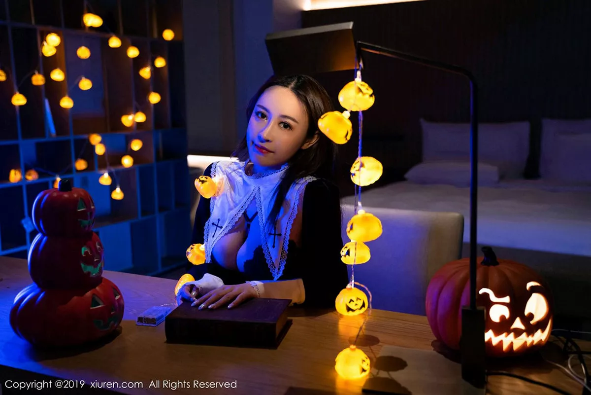 秀人集.com_[XiuRen秀人网]No.1802_嫩模周井空私房霓虹灯下性感内衣秀火辣身材撩人诱惑写真42P